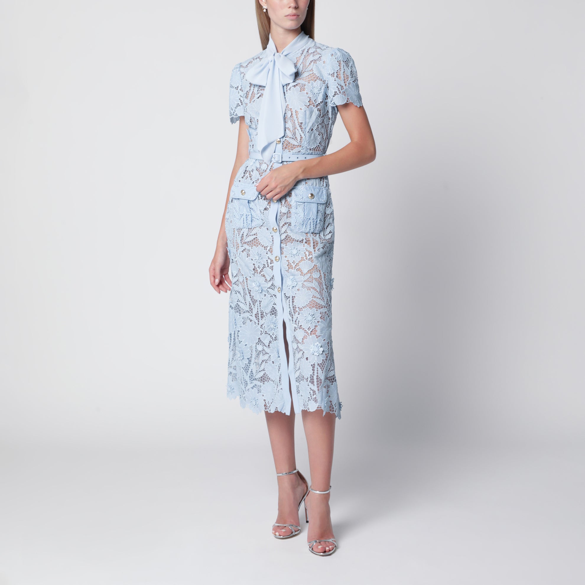 Robe midi à lien en dentelle au col bleu