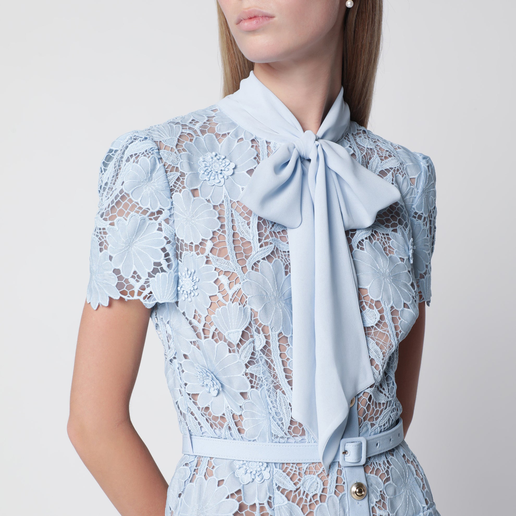 Robe midi à lien en dentelle au col bleu