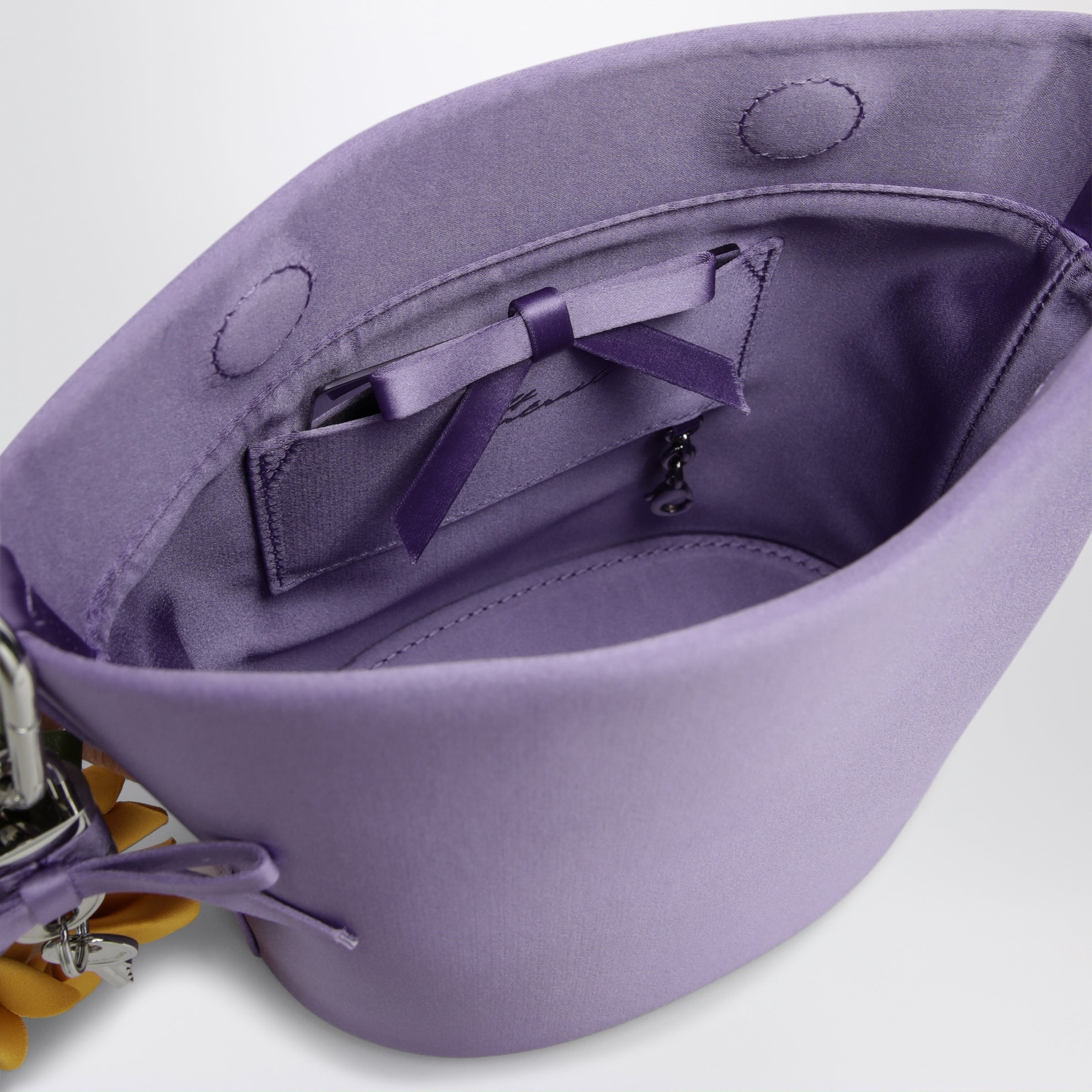 Lila Beuteltasche aus Satin