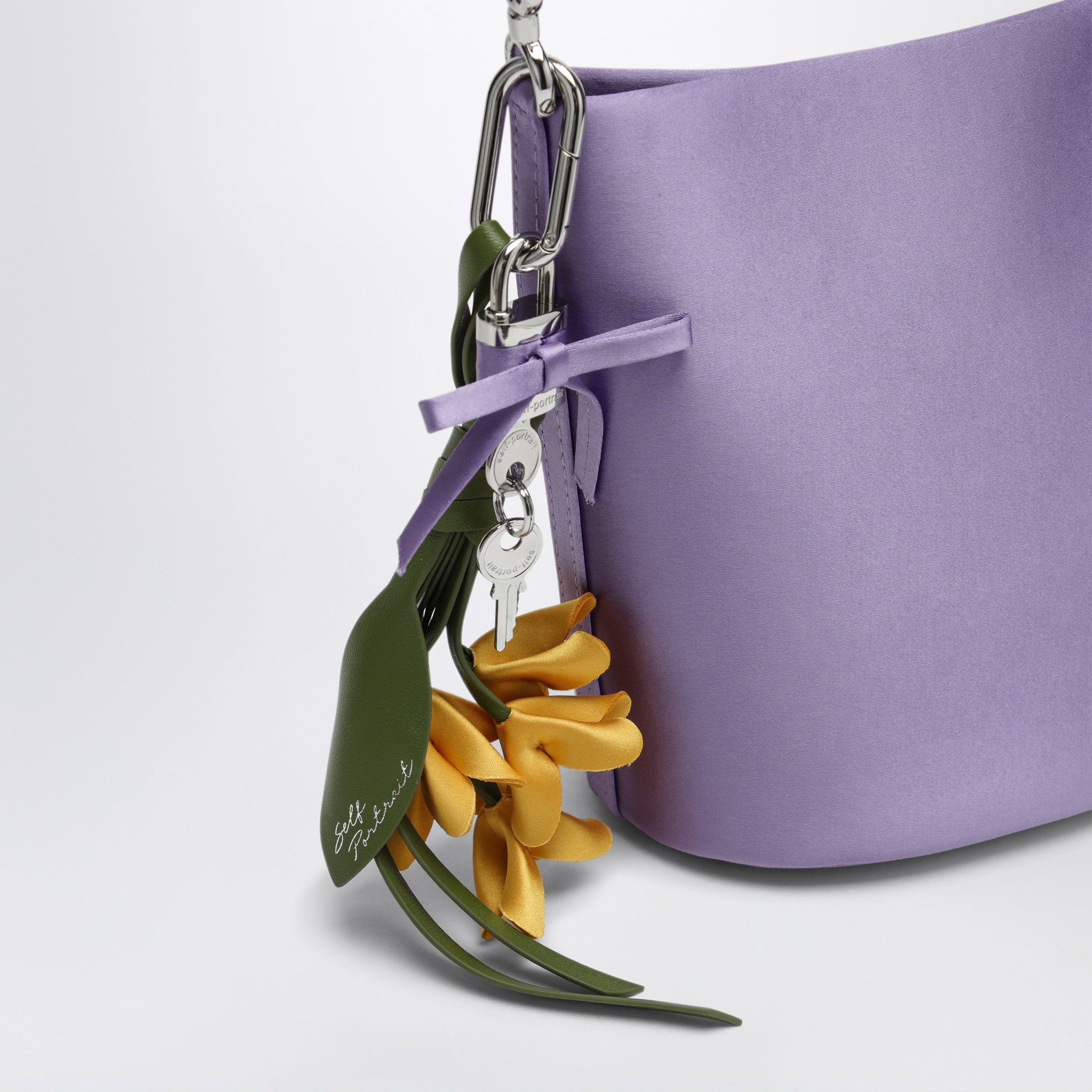 Lila Beuteltasche aus Satin