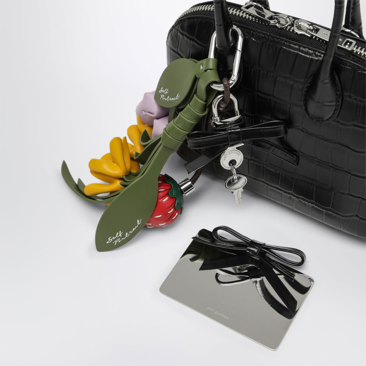 Mini-Bowlingtasche aus geprägtem Leder in Schwarz