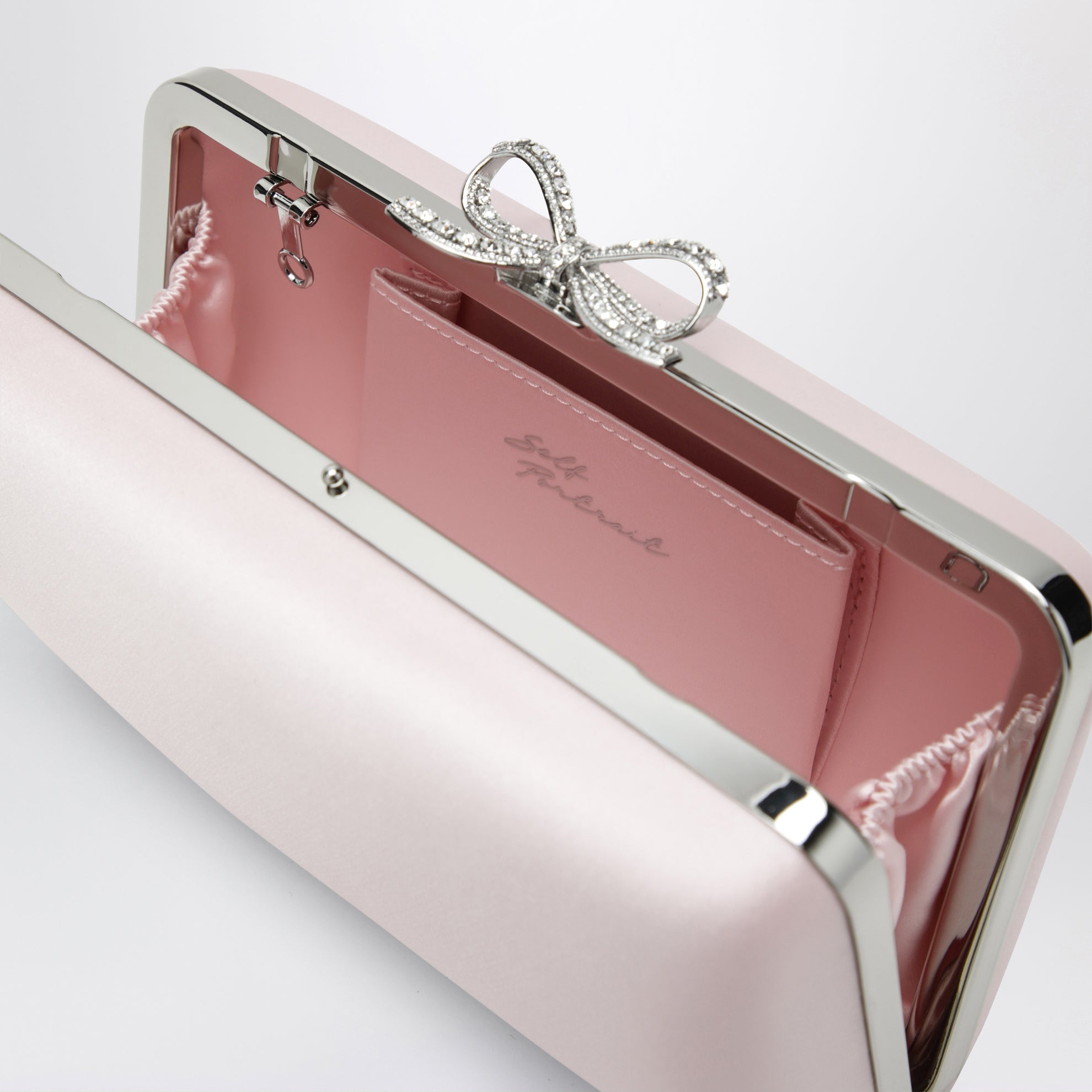 Pochette in raso rosa con fiocco di cristalli