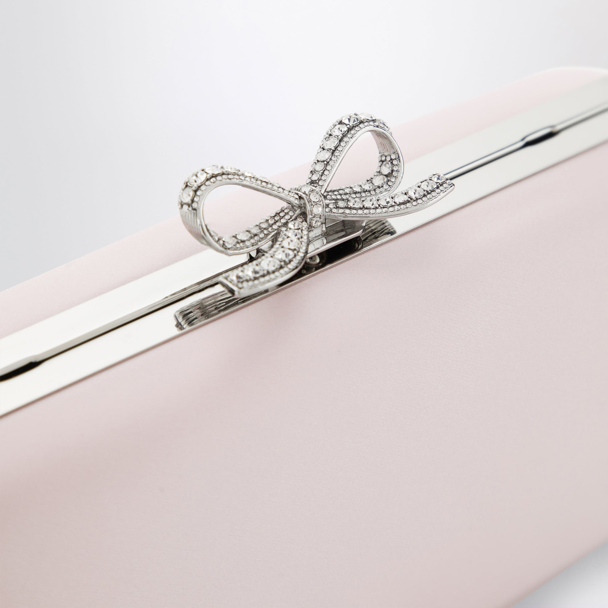 Pochette in raso rosa con fiocco di cristalli