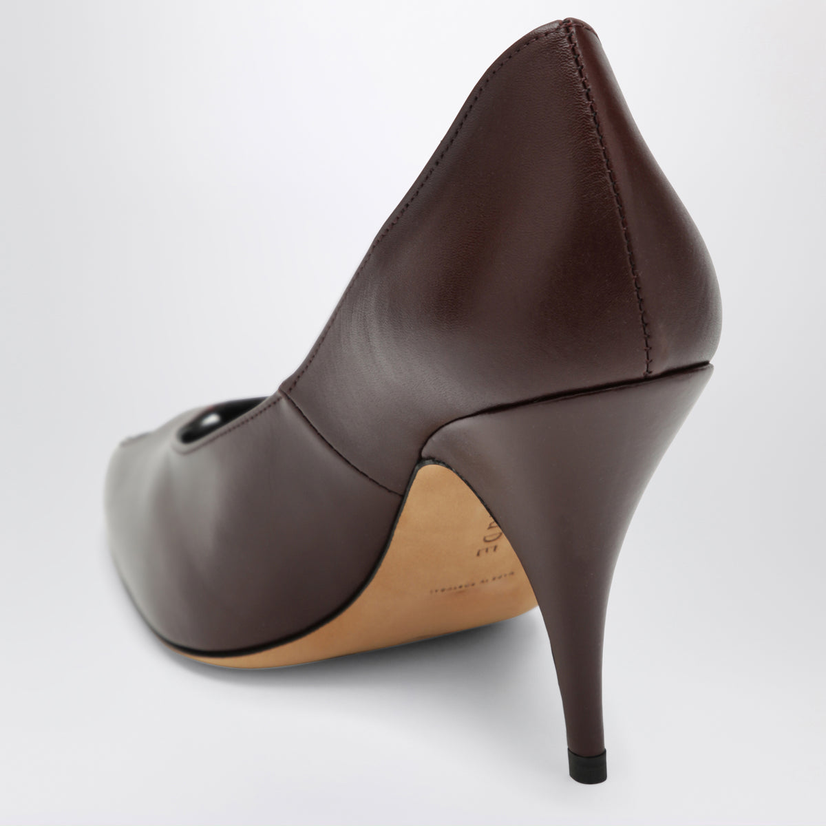 Décolleté color Barolo con cut-out in punta