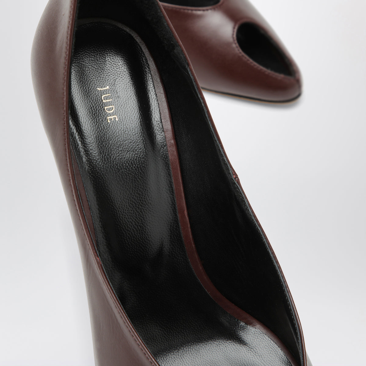 Décolleté color Barolo con cut-out in punta