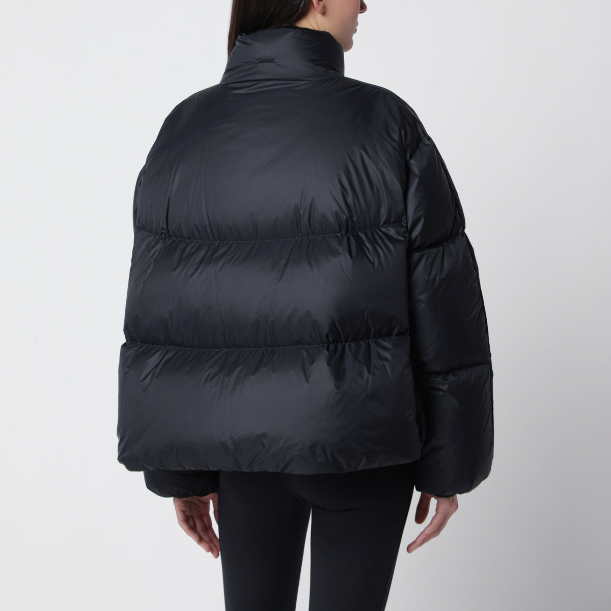 Black short down jacket in nylon