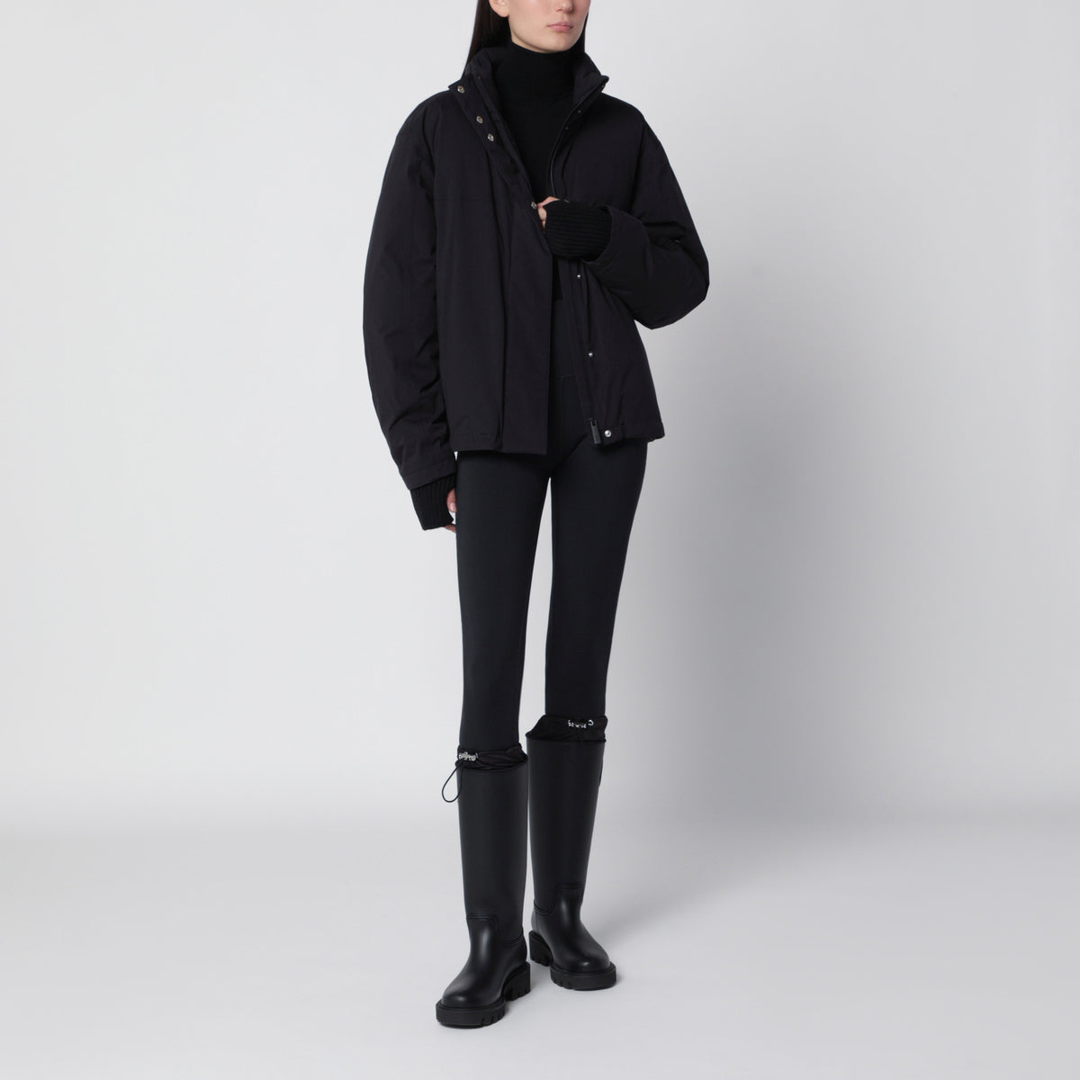 Black short down jacket in nylon