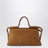 Pipa M Tasche aus cognacfarbenem Wildlederkalbsleder