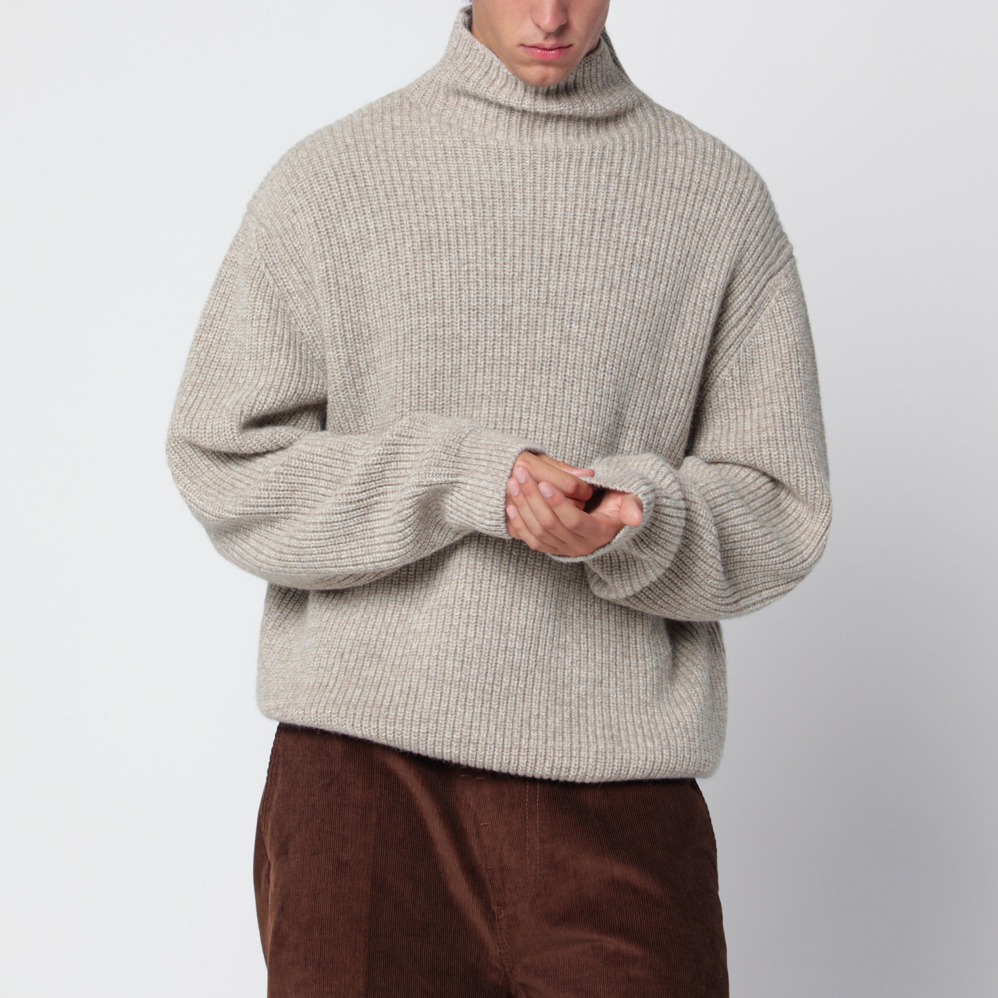 Beigefarbener Rollkragenpullover aus Yak- und Alpakawolle