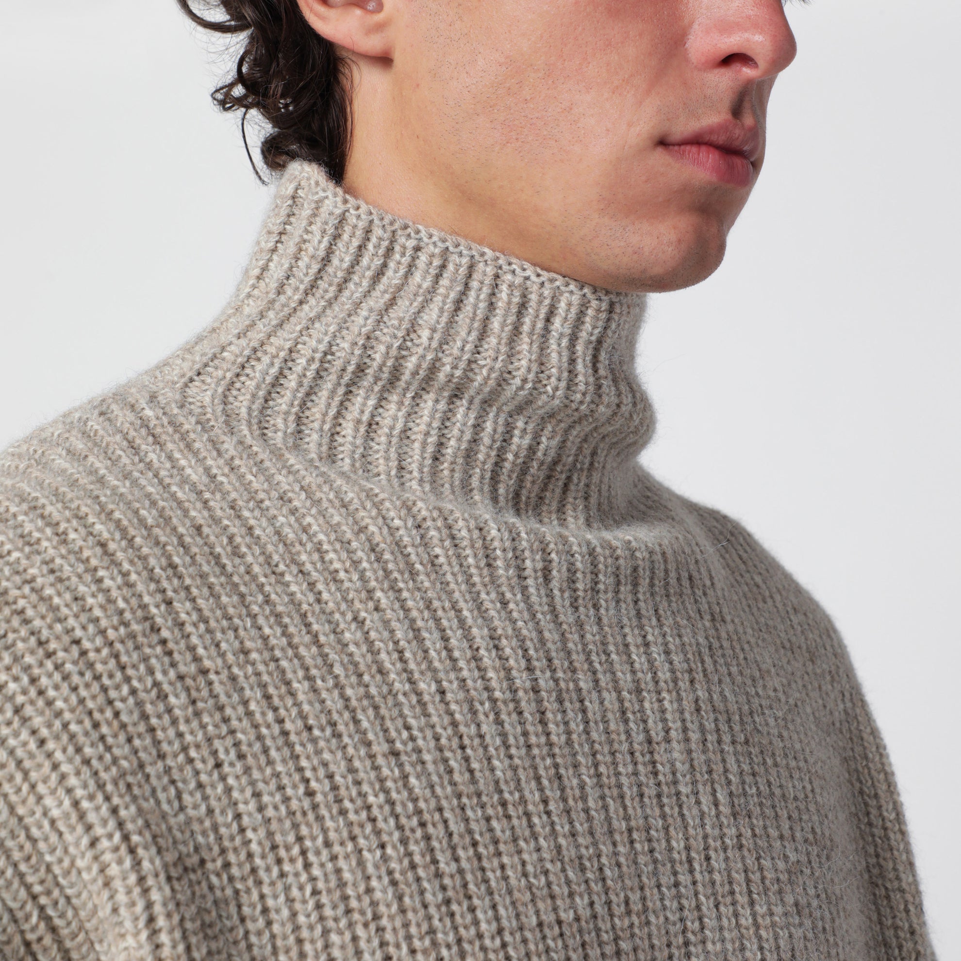 Beigefarbener Rollkragenpullover aus Yak- und Alpakawolle
