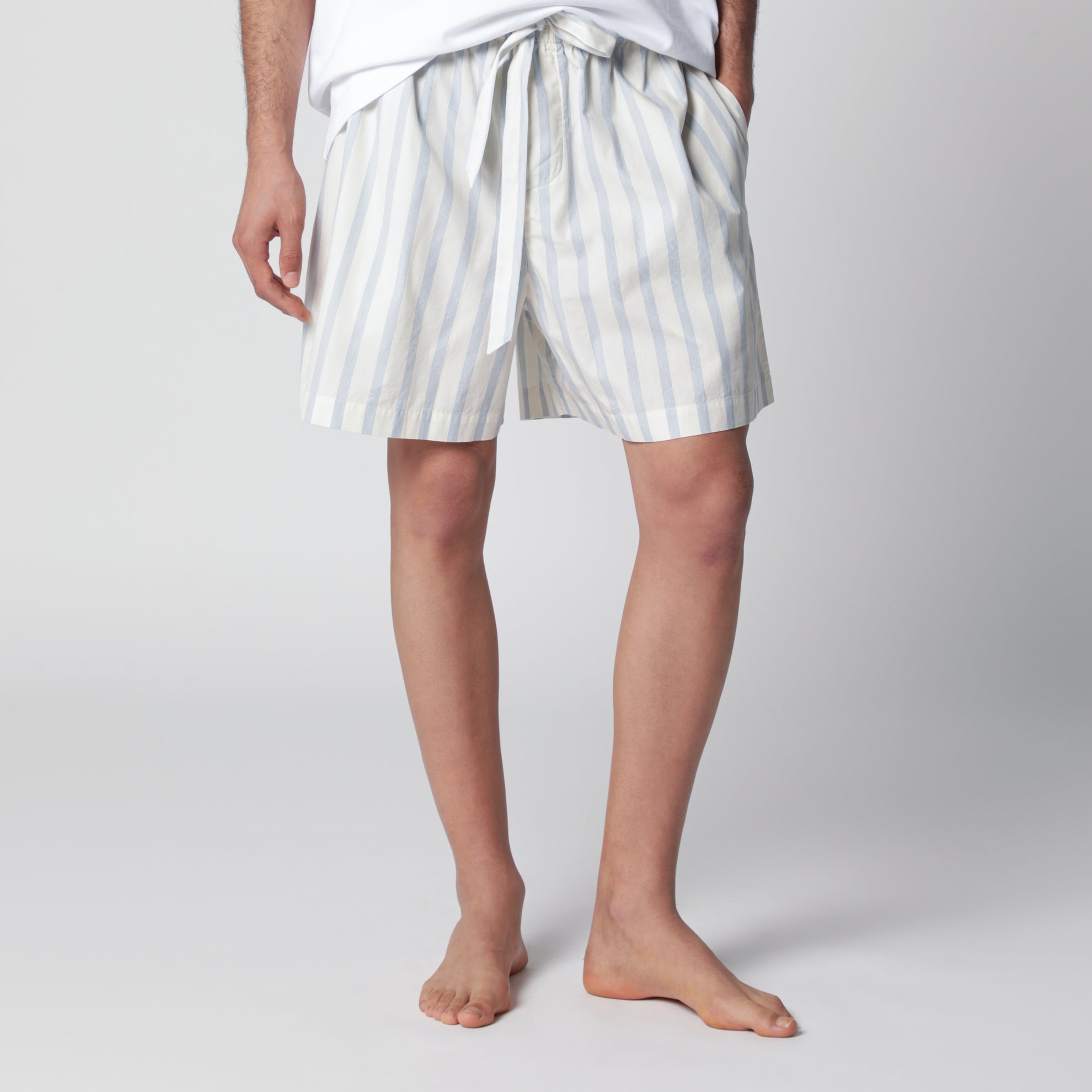 Short blanc à rayures bleu clair