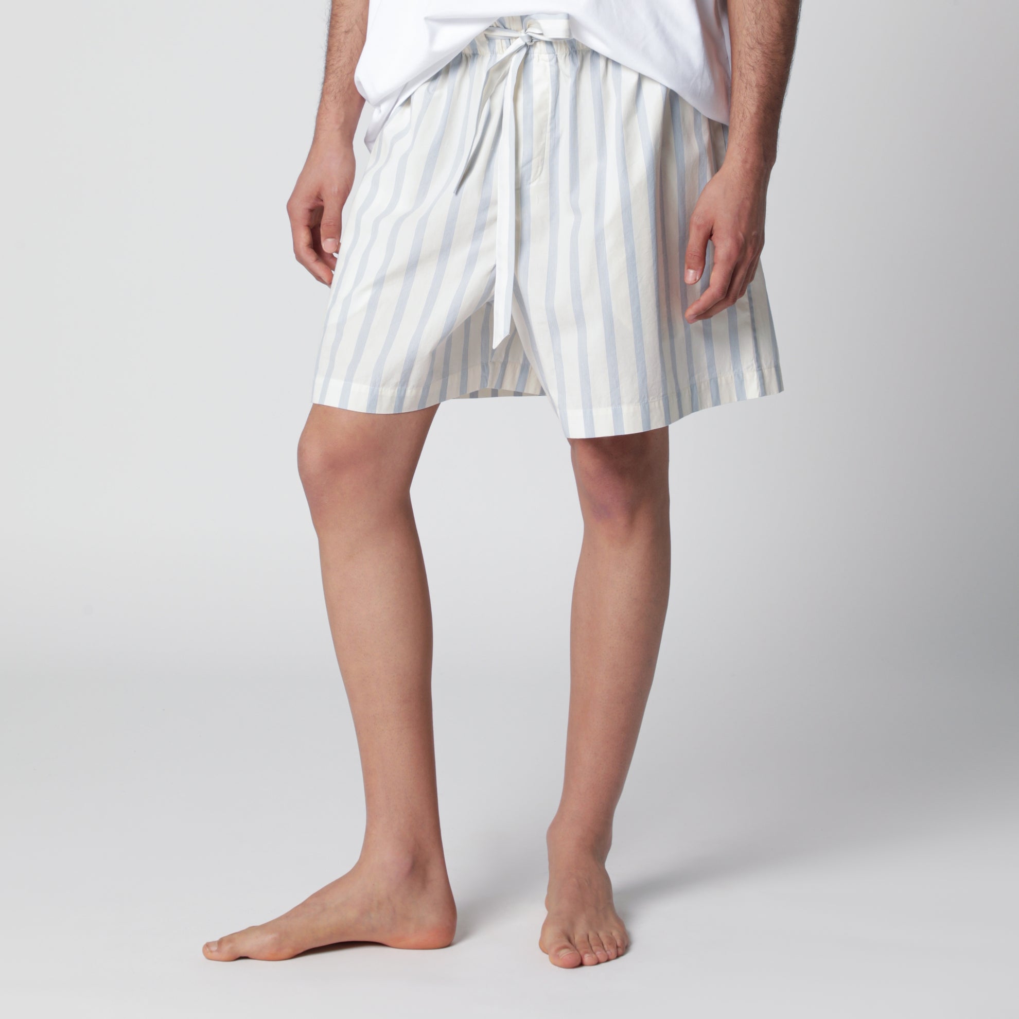 Short blanc à rayures bleu clair