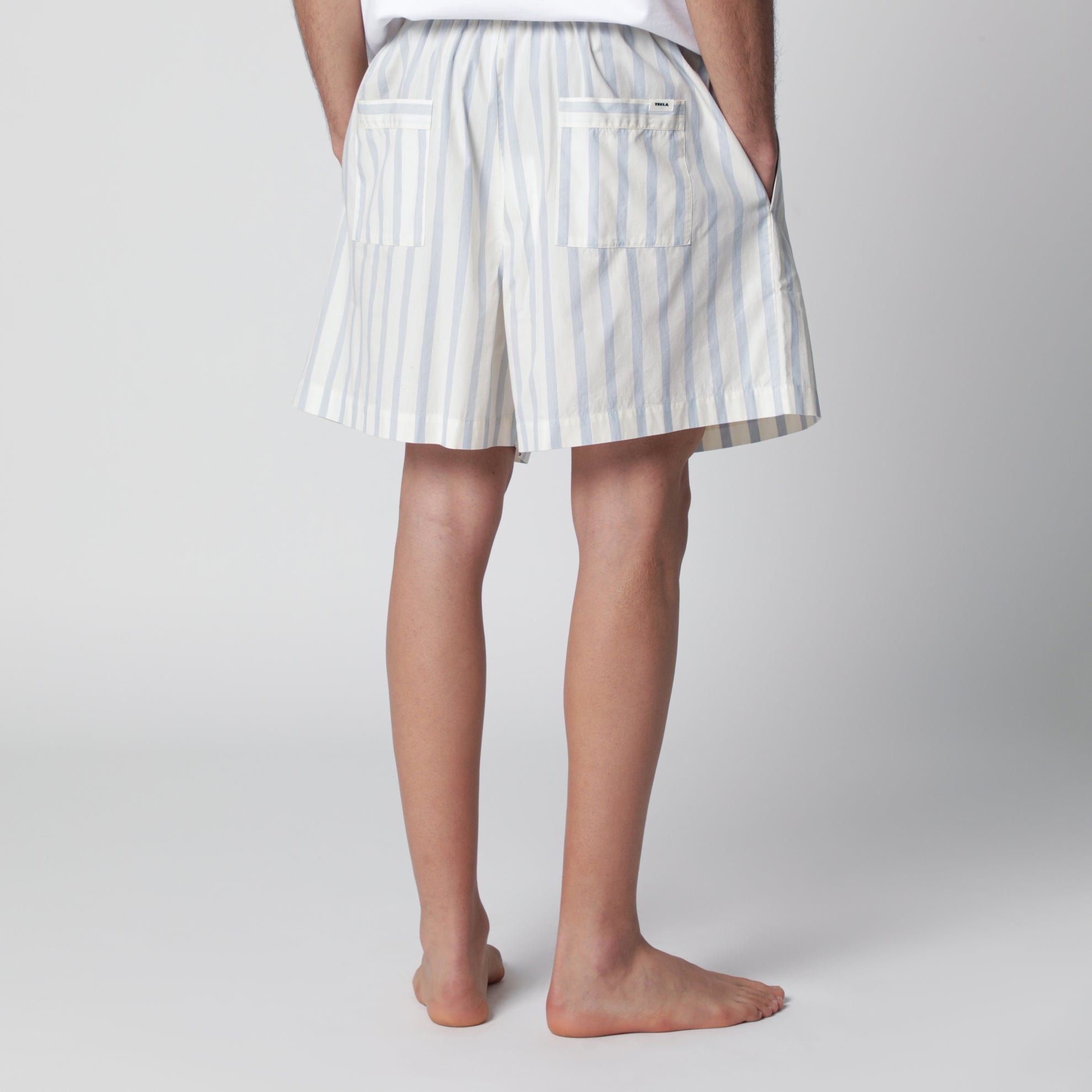 Short blanc à rayures bleu clair