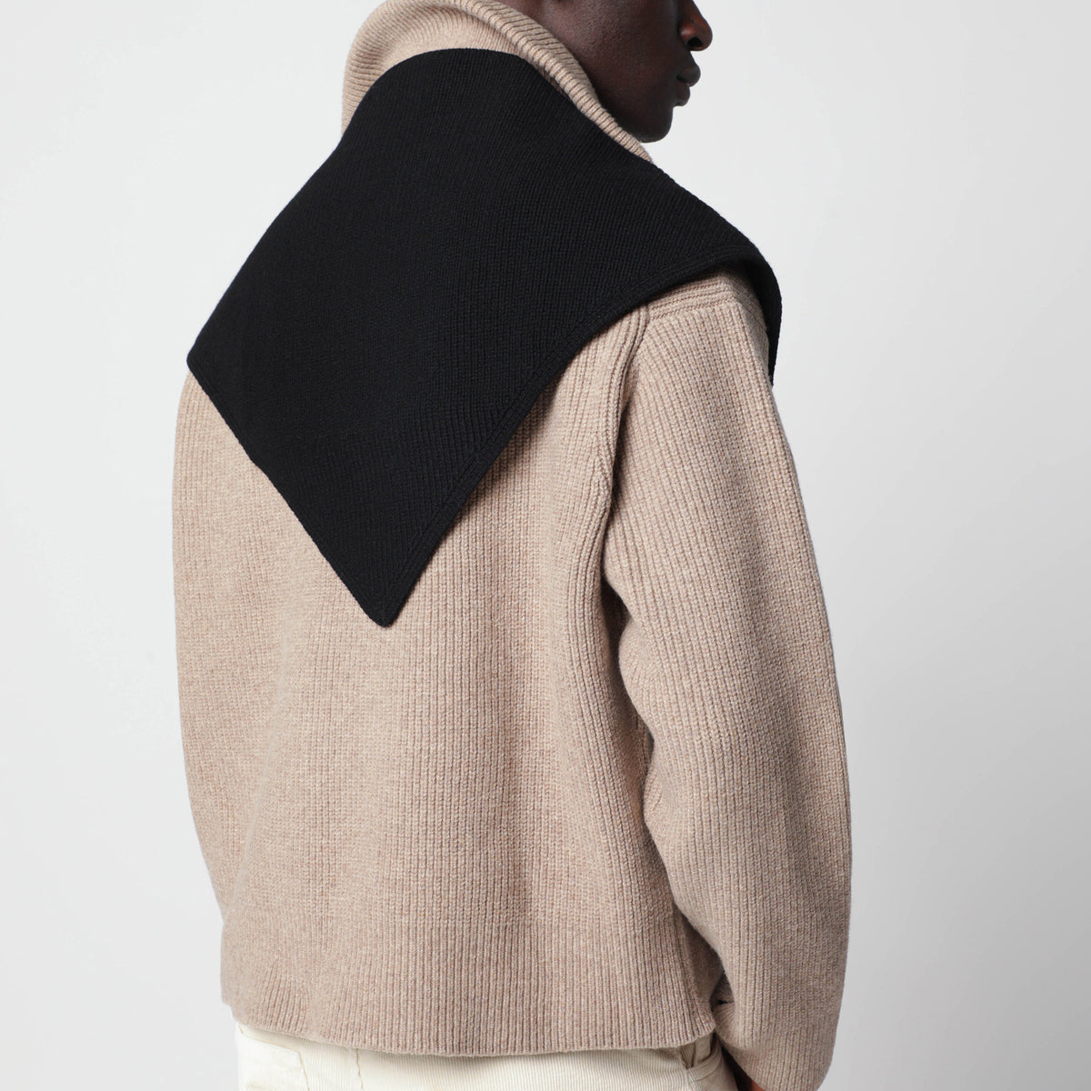 Black Pythagoras scarf in merino wool