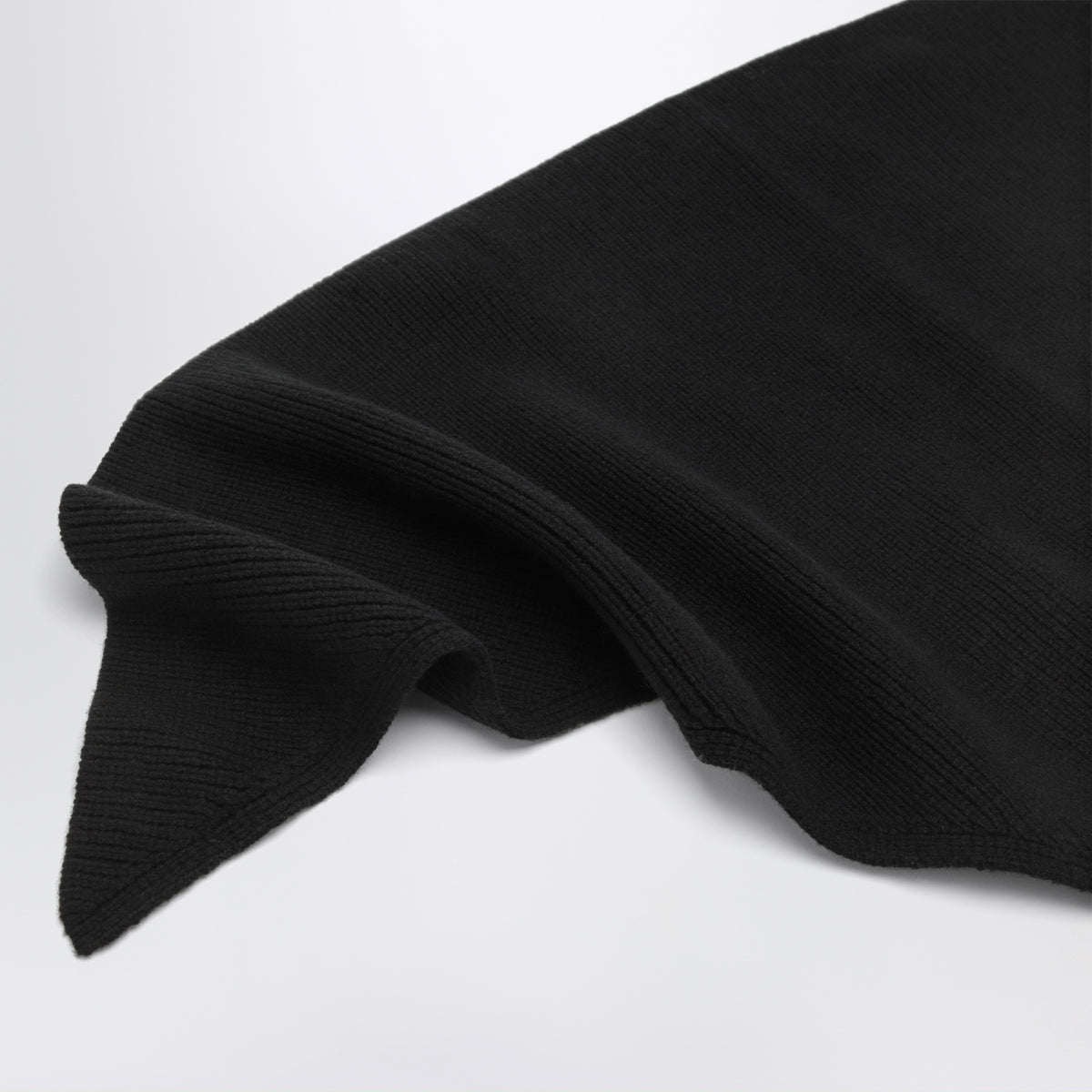 Black Pythagoras scarf in merino wool