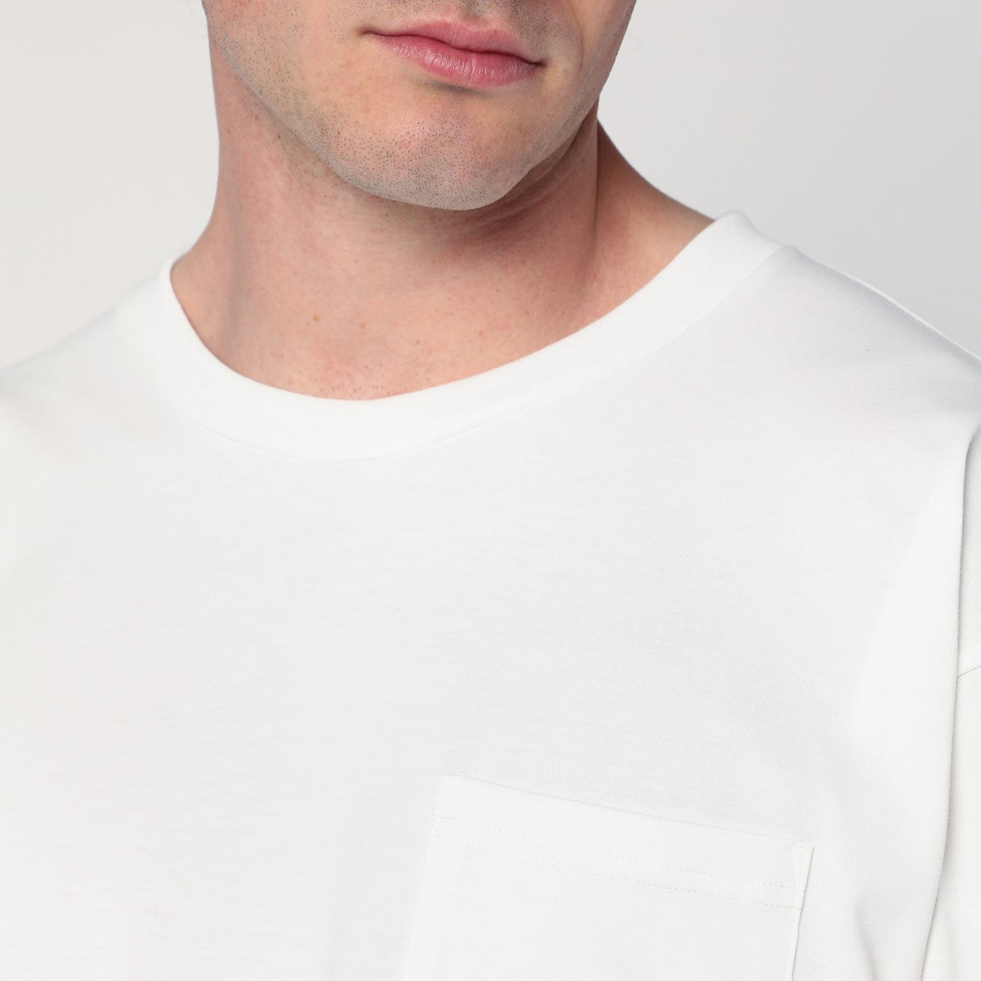 Maglia bianca con patch logo