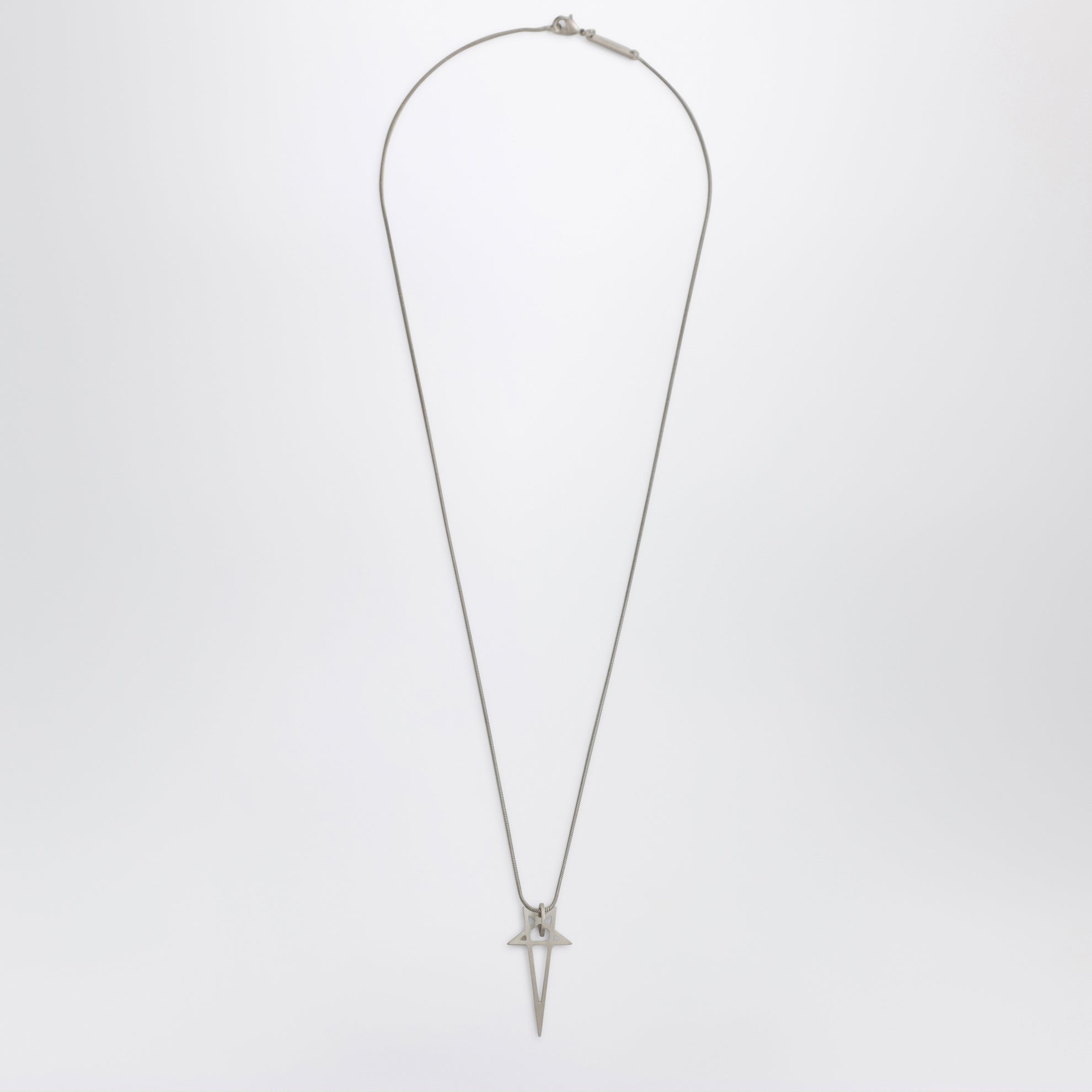 Collier avec pentagramme en métal