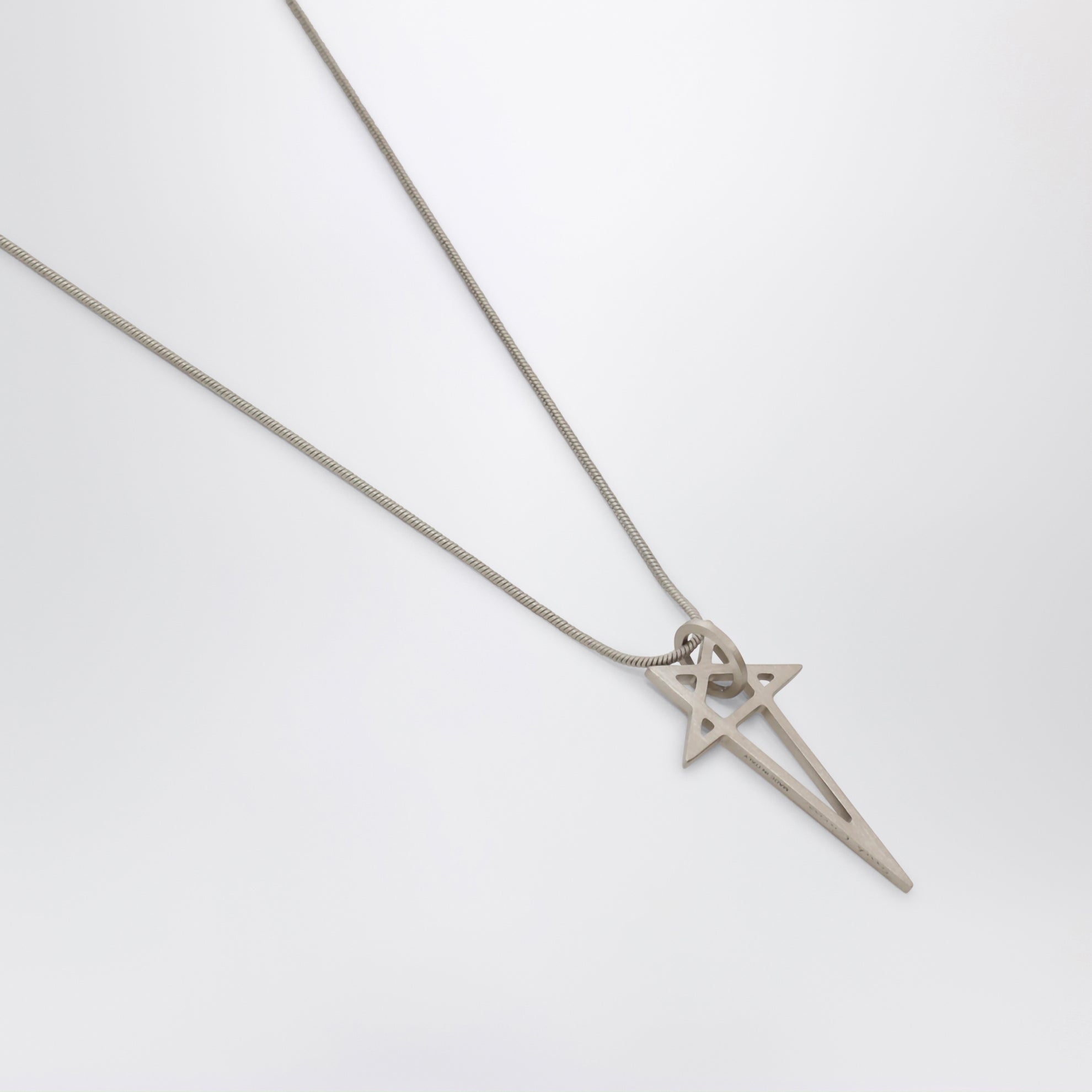Collier avec pentagramme en métal