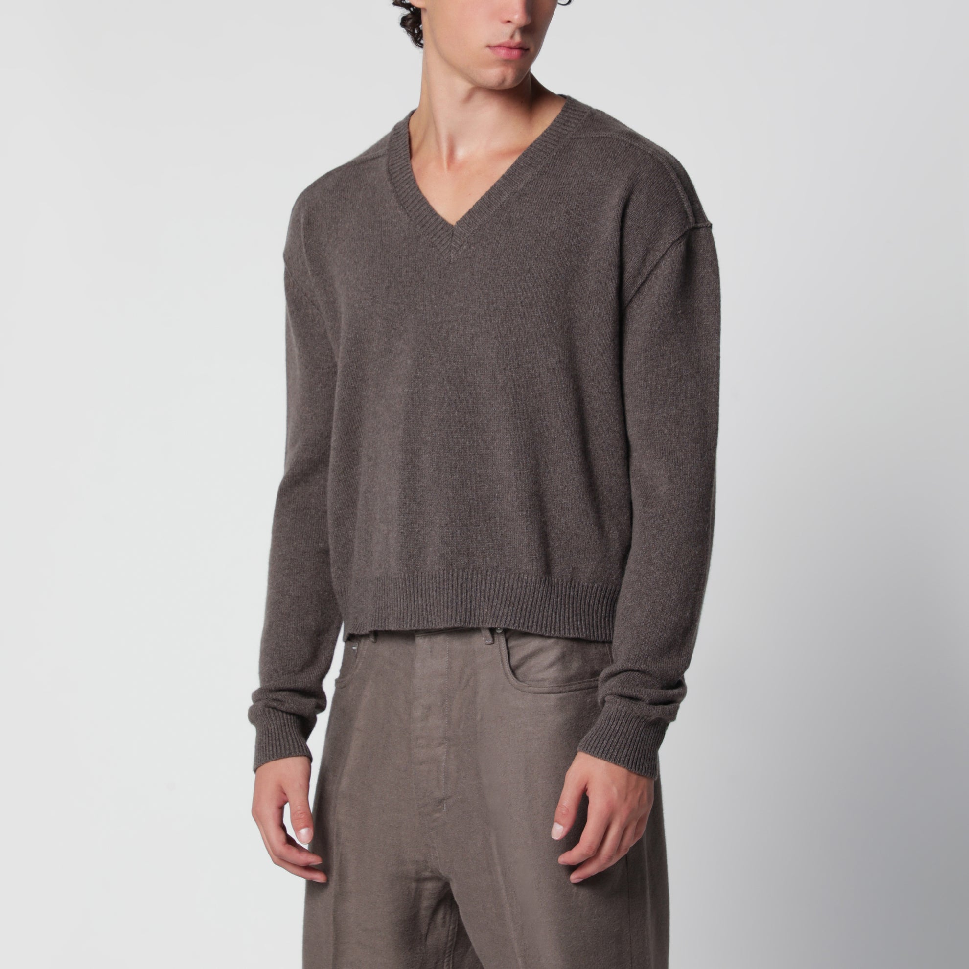 Pull col V taupe en cachemire et laine