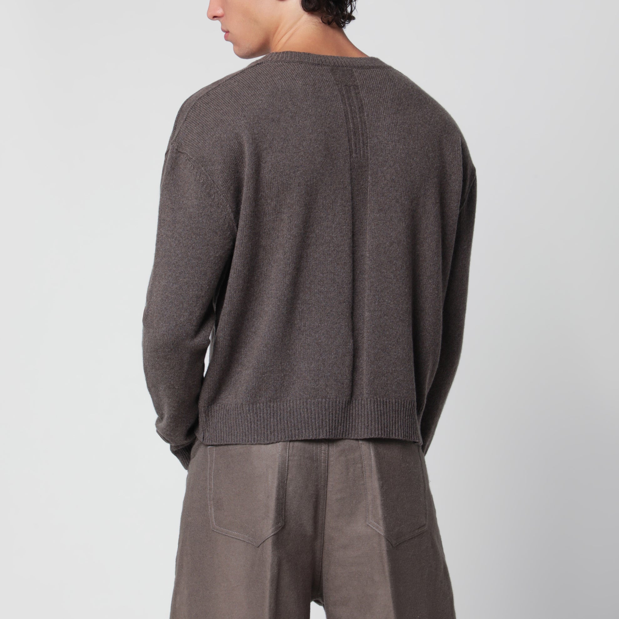 Pull col V taupe en cachemire et laine