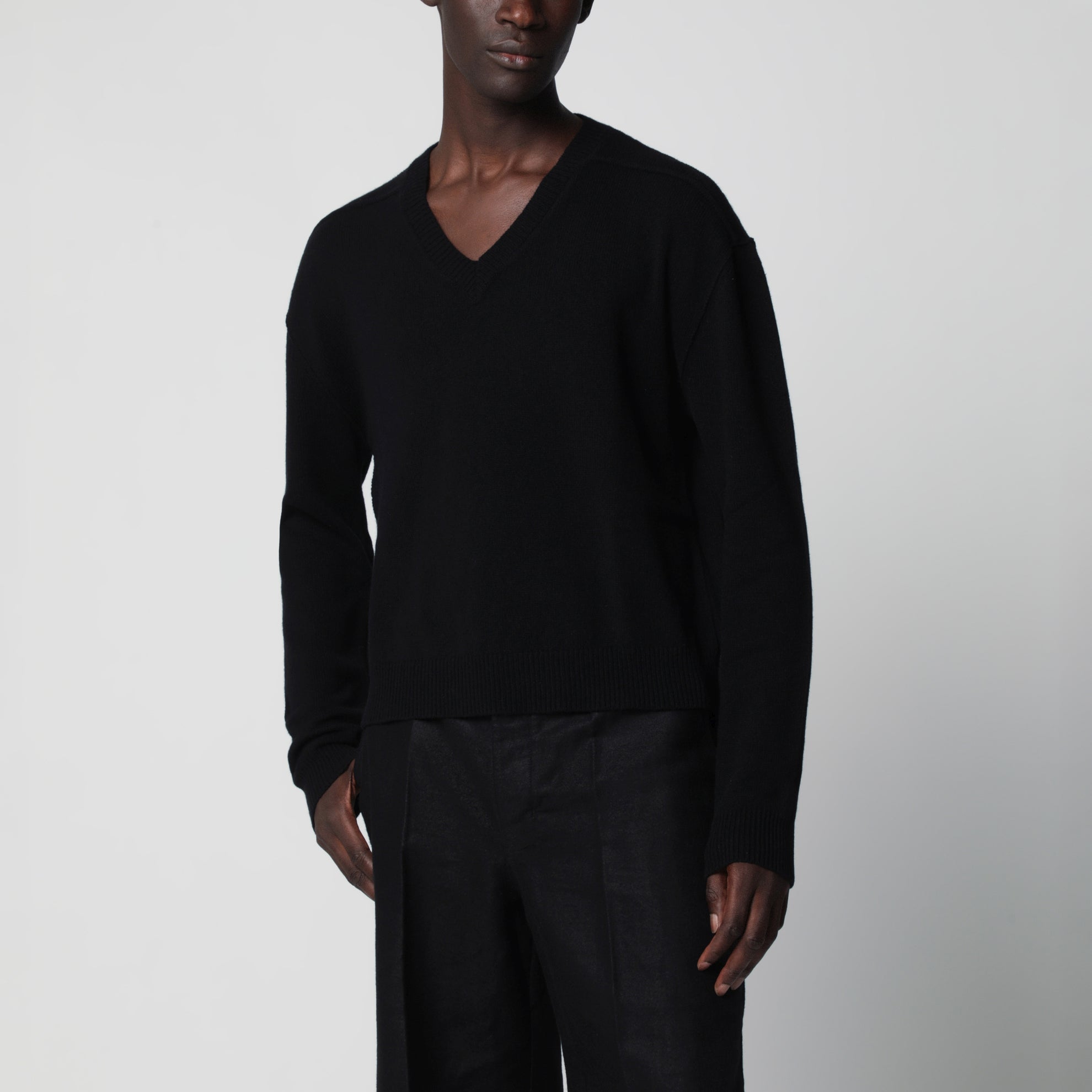 Maglione nero in lana e cashmere