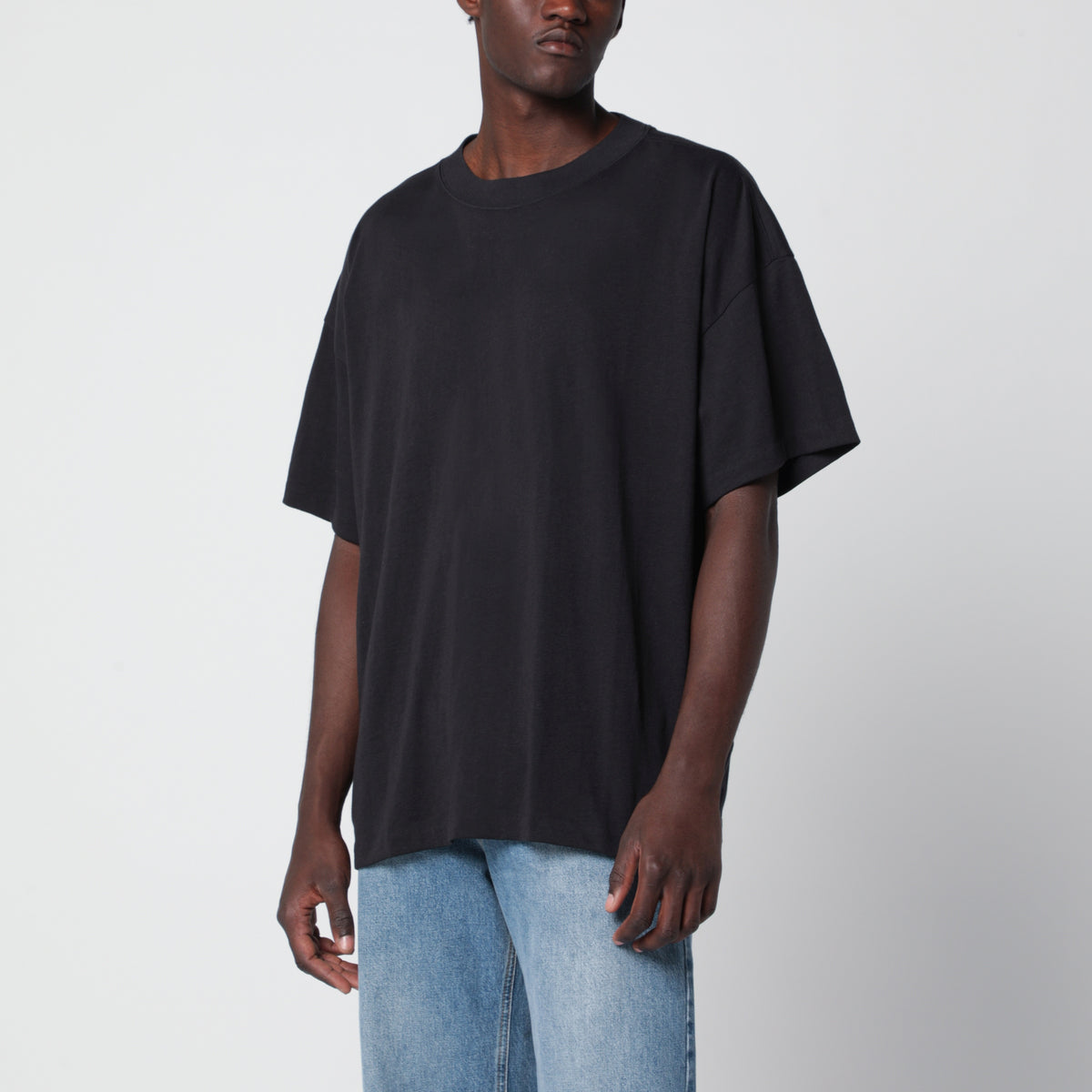 T-shirt Merch nera slavata in cotone