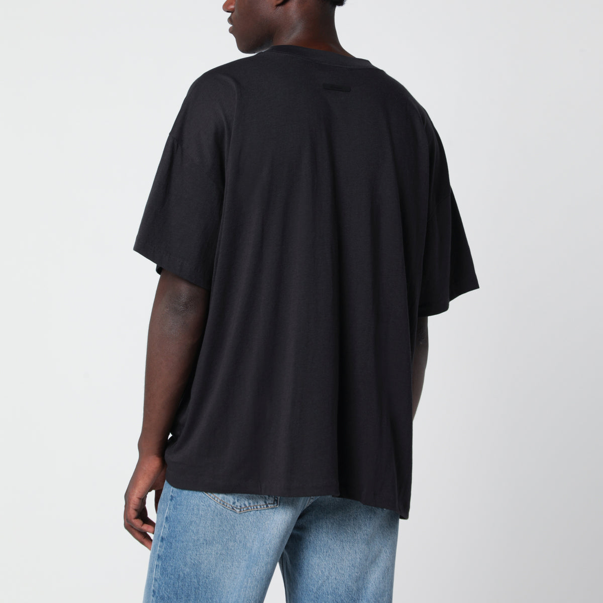 T-shirt Merch nera slavata in cotone