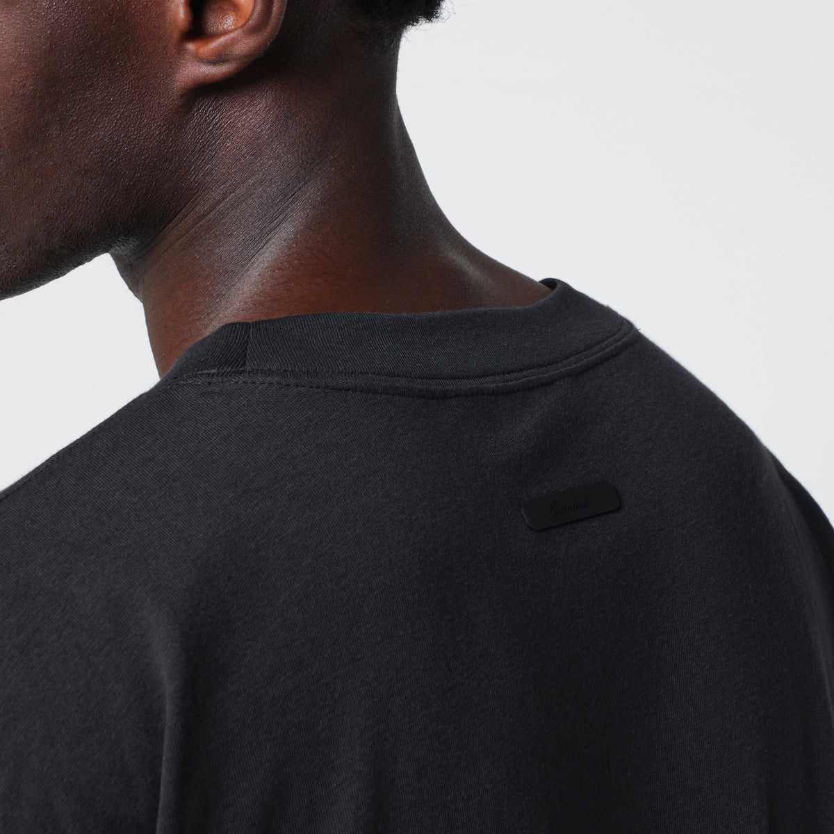 T-shirt Merch nera slavata in cotone