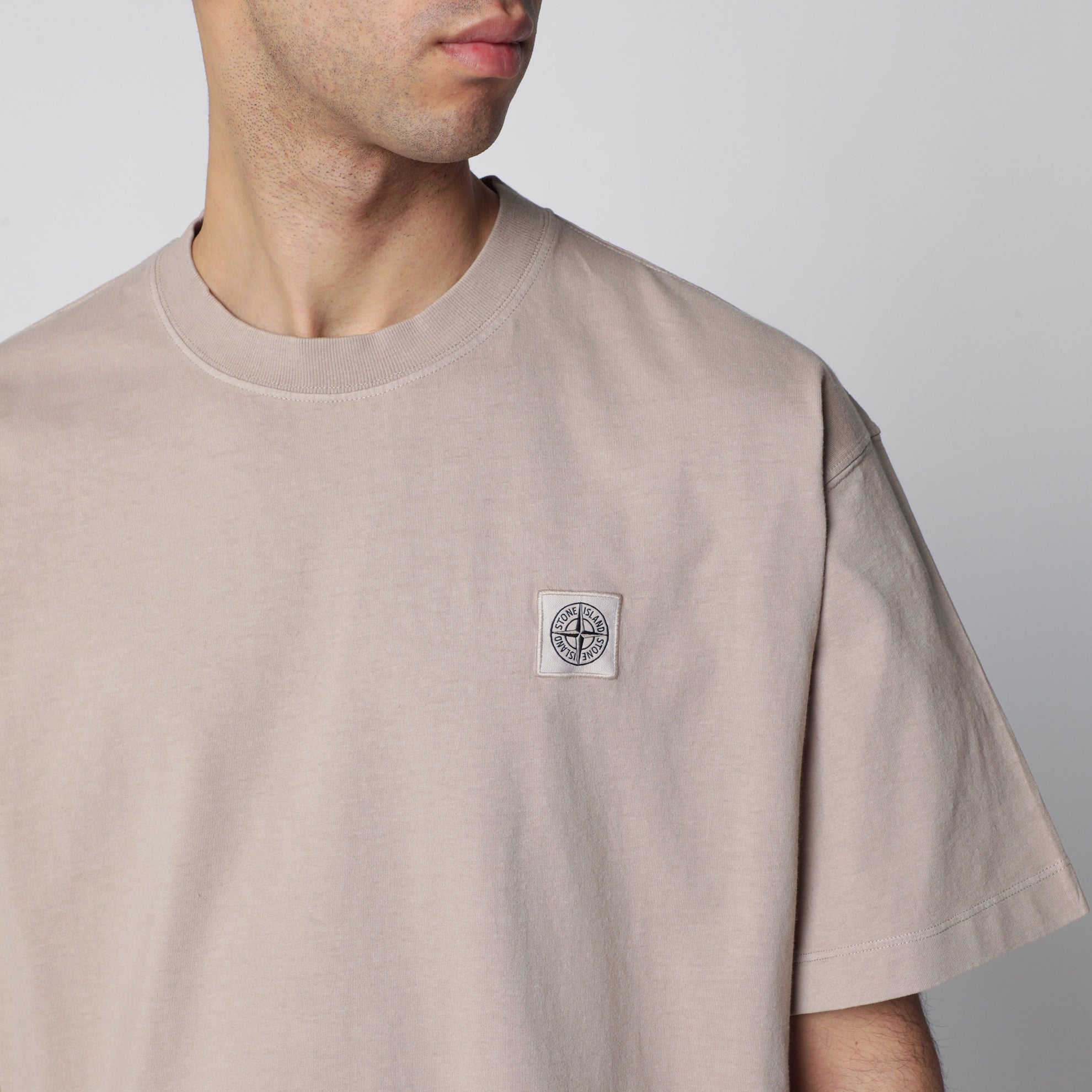 T-shirt color deserto con patch logo Compass