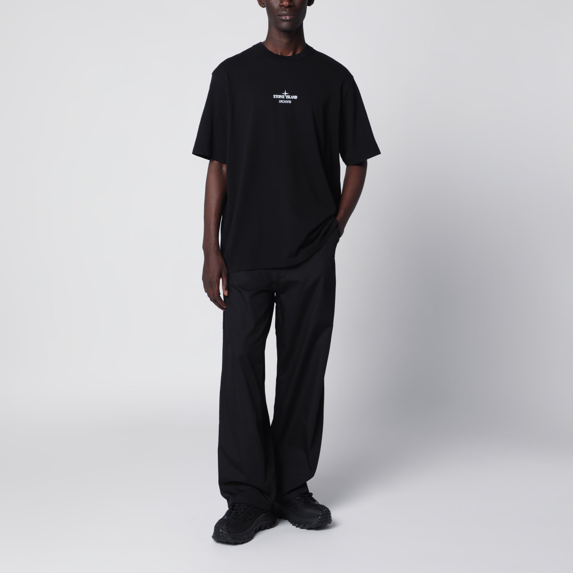 T-shirt nera in cotone con stampe logo