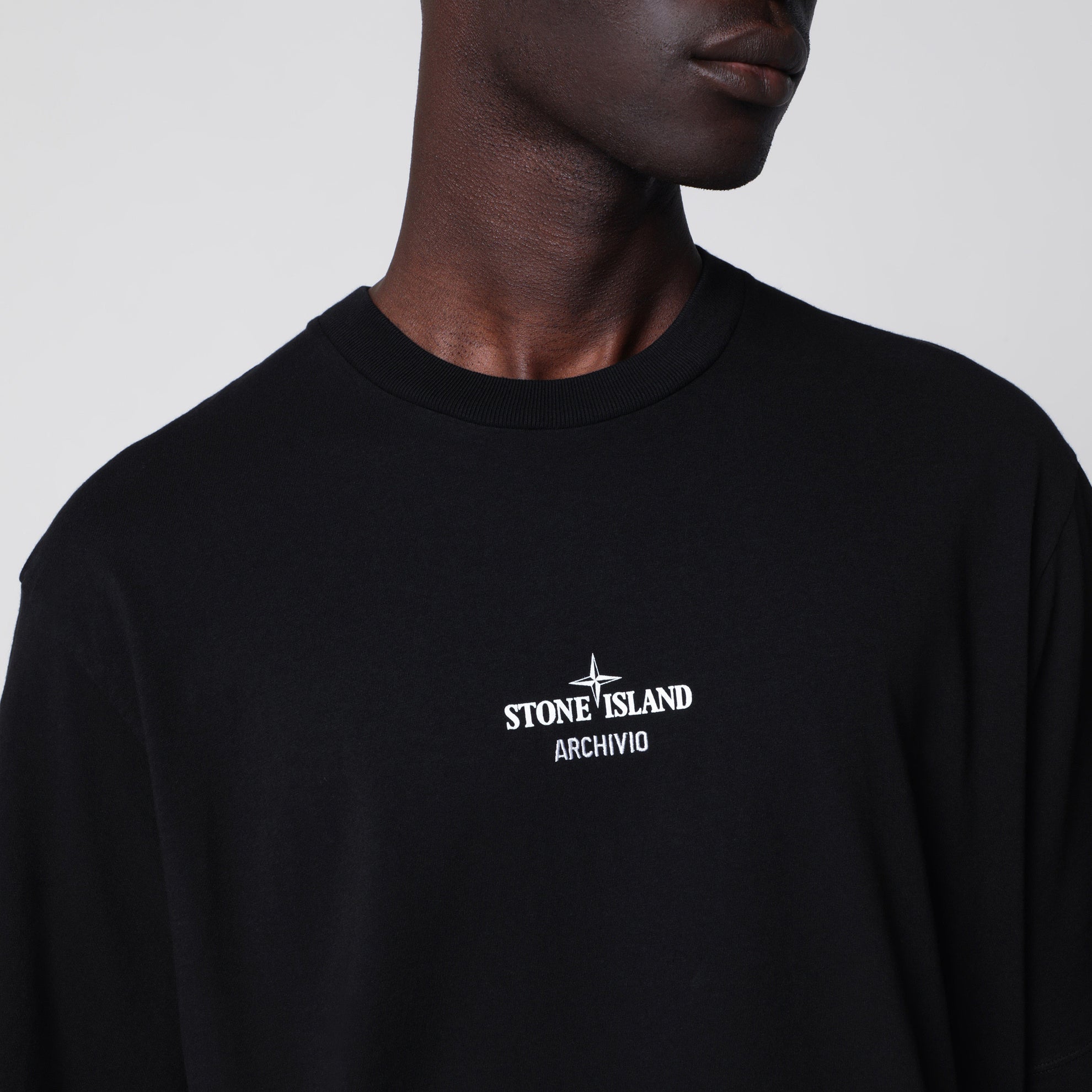 T-shirt nera in cotone con stampe logo