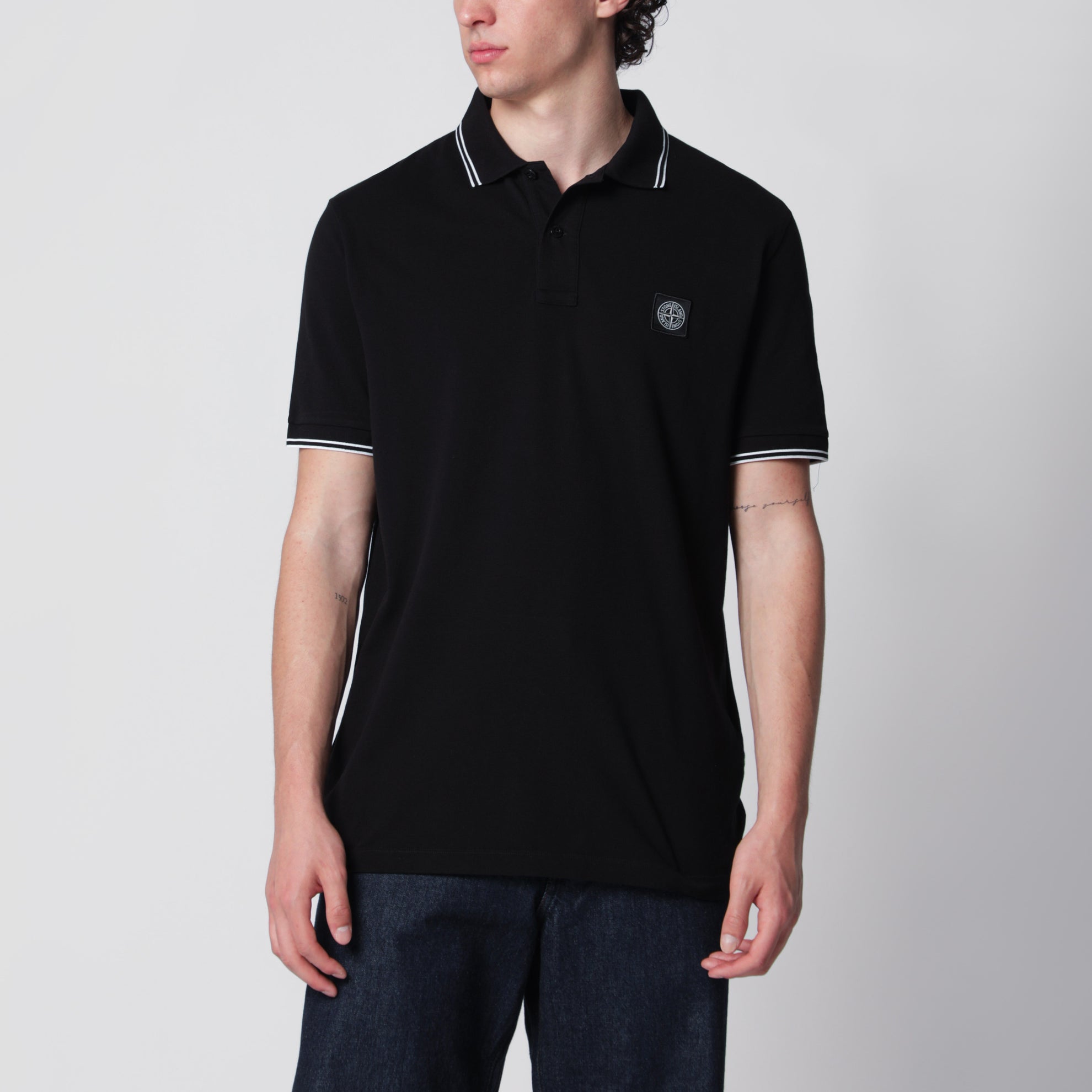 Schwarzes Polo mit Compass-Logo-Patch