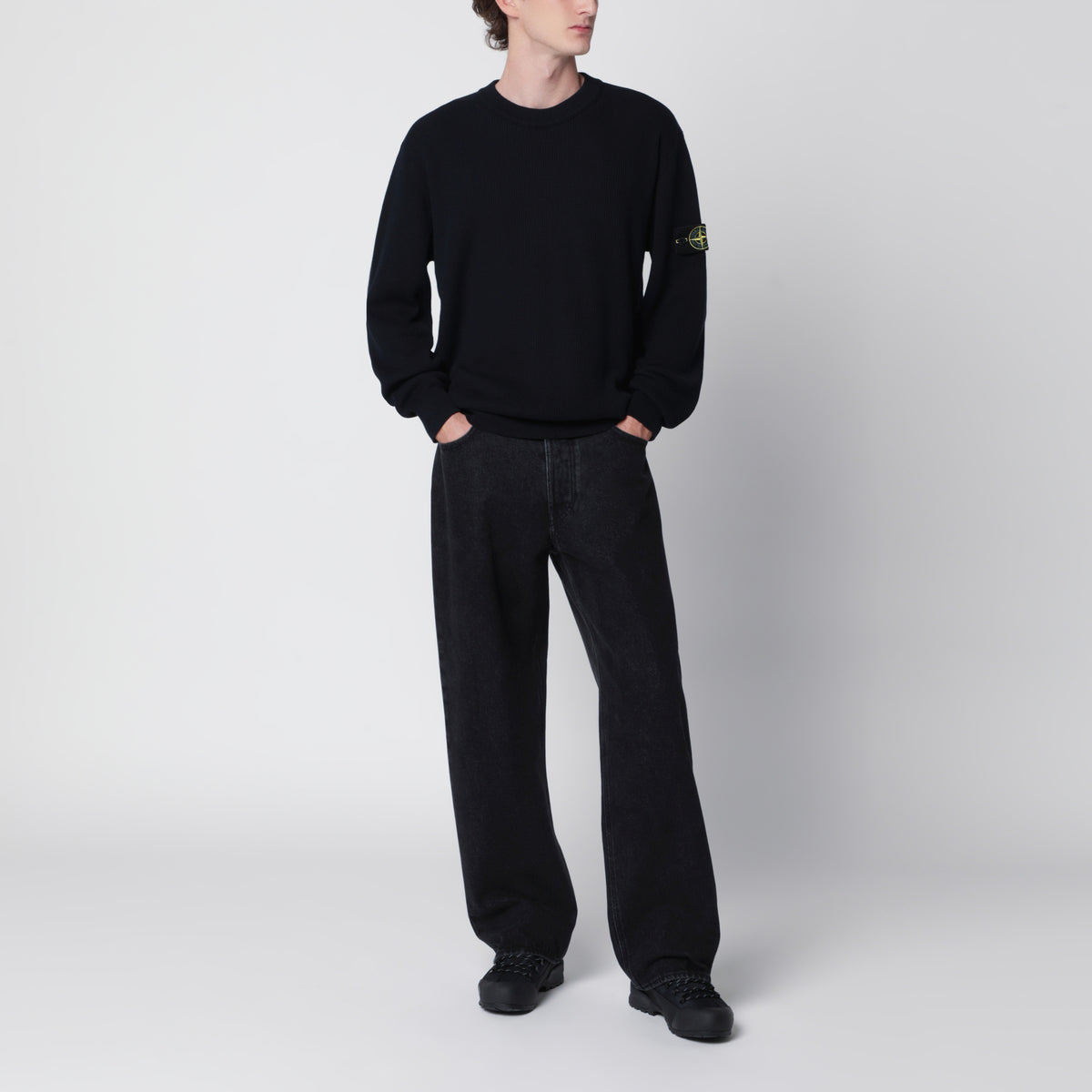 Navy blue crew-neck sweater in cotton