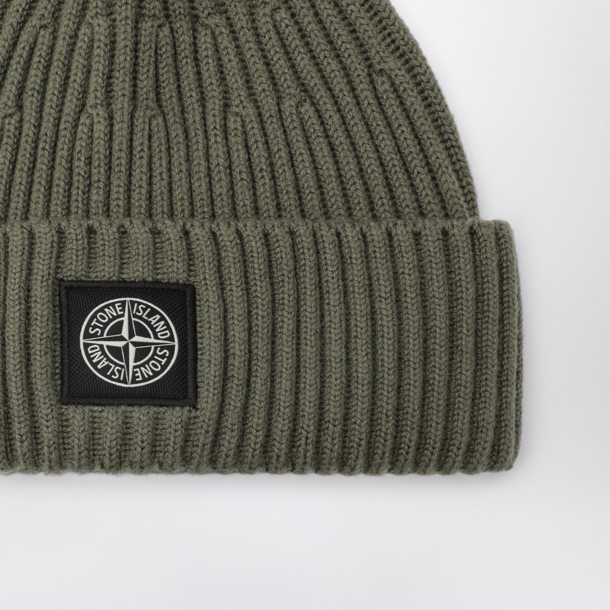 Grüne gerippte Wollmütze mit Compass-Patch