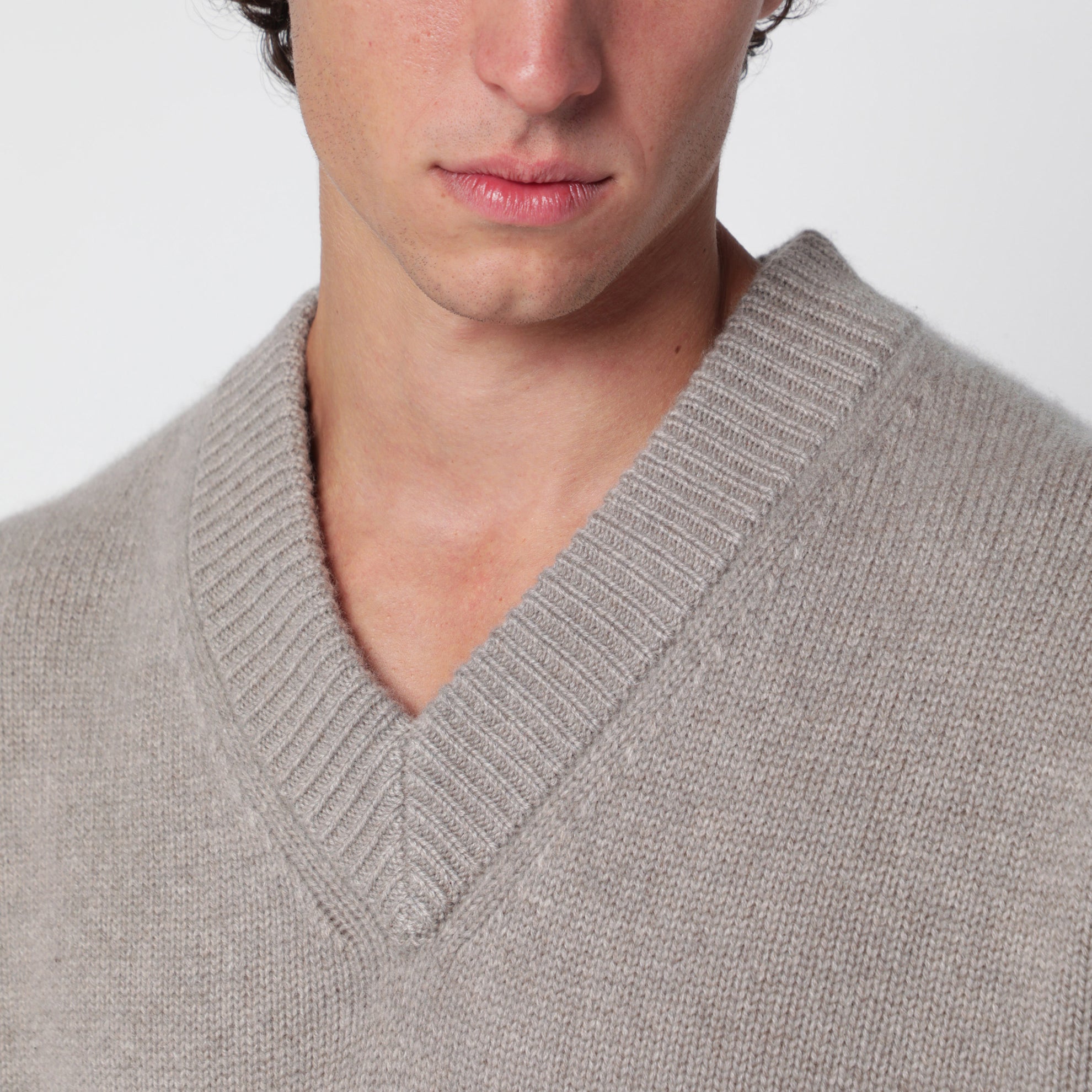 Pull col V en cachemire greige