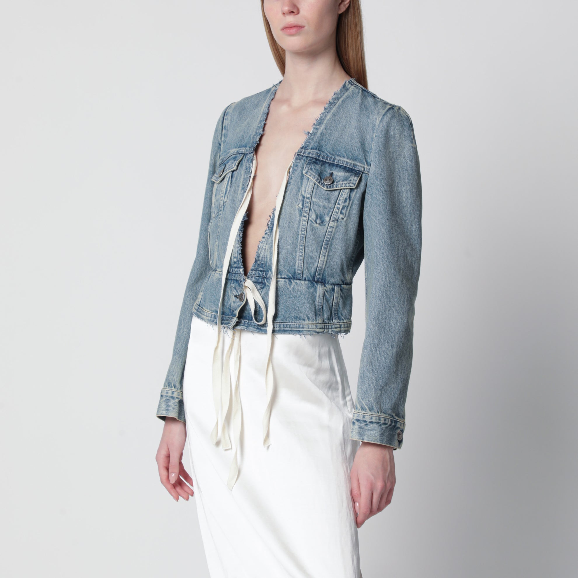 Jeansjacke mit tiefem V-Ausschnitt aus Denim, hellblau