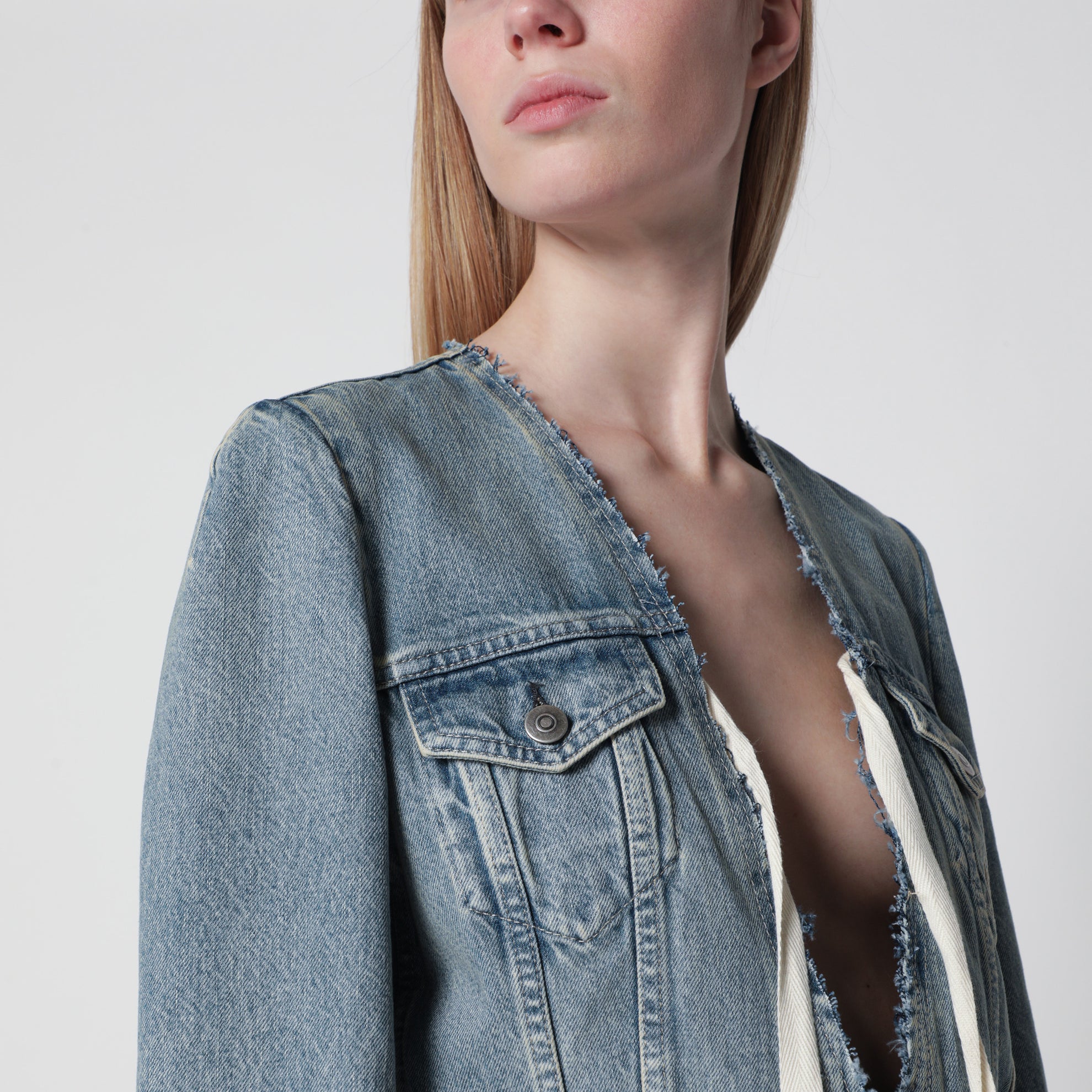 Jeansjacke mit tiefem V-Ausschnitt aus Denim, hellblau