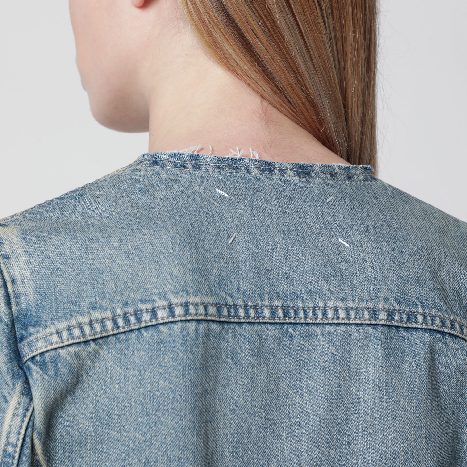 Jeansjacke mit tiefem V-Ausschnitt aus Denim, hellblau
