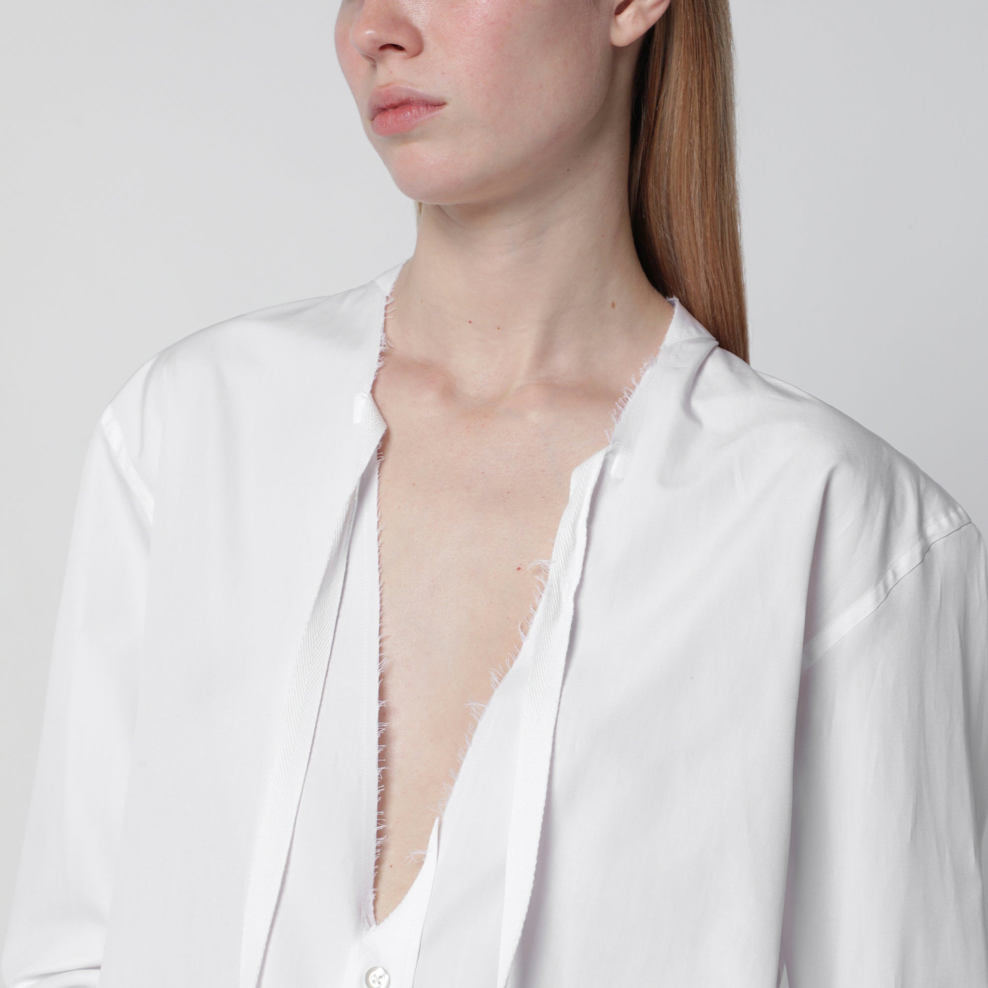 Camicia con scollo a V in popeline di cotone bianca