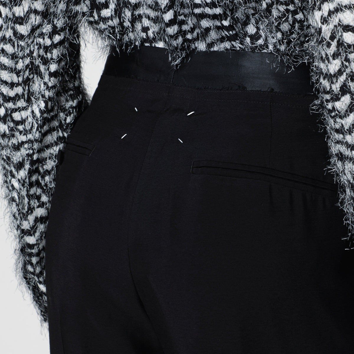 Schwarze Smokinghose aus Schurwolle mit Satindetails