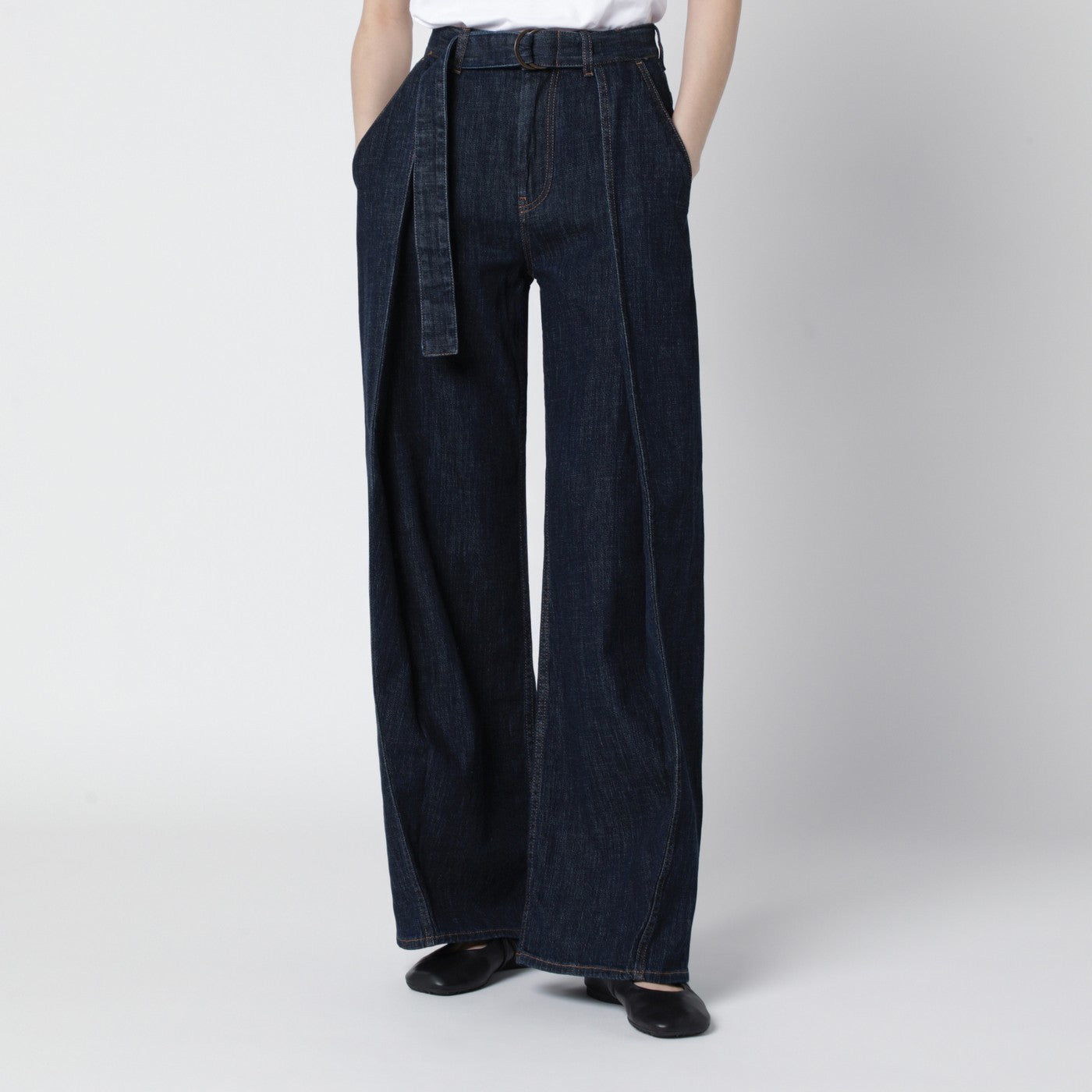 Indigo blue jeans with belt
