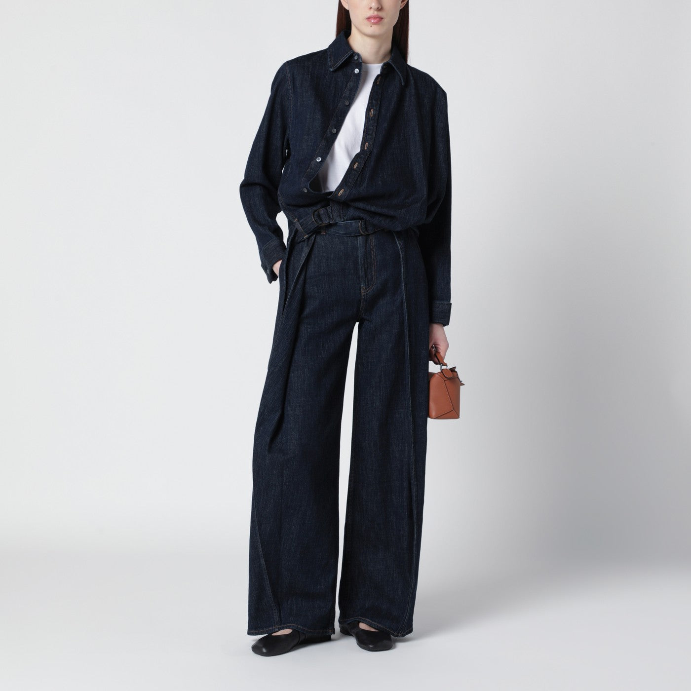 Indigo blue jeans with belt