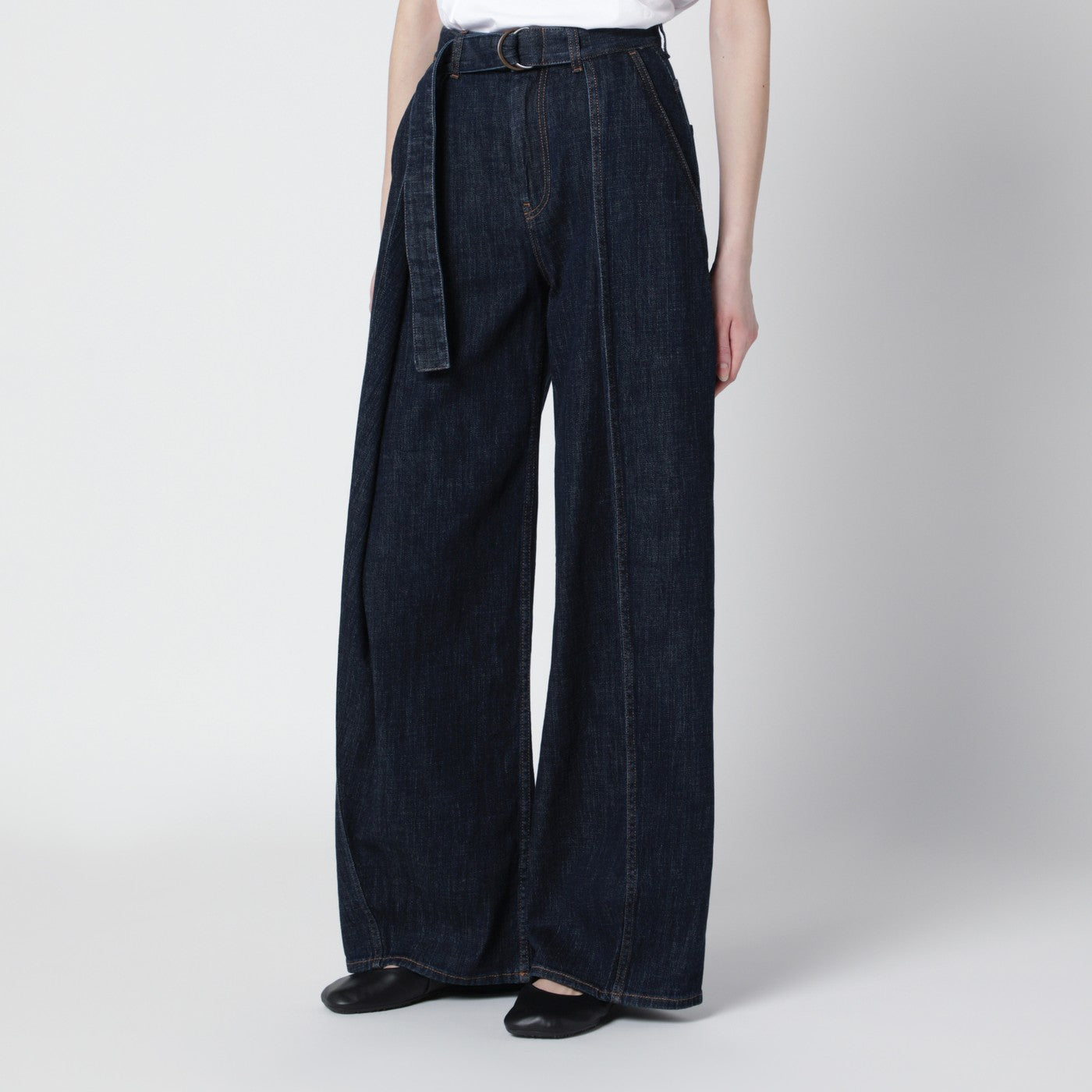 Indigo blue jeans with belt