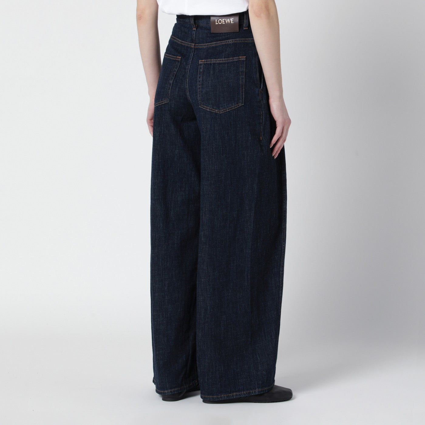 Indigo blue jeans with belt