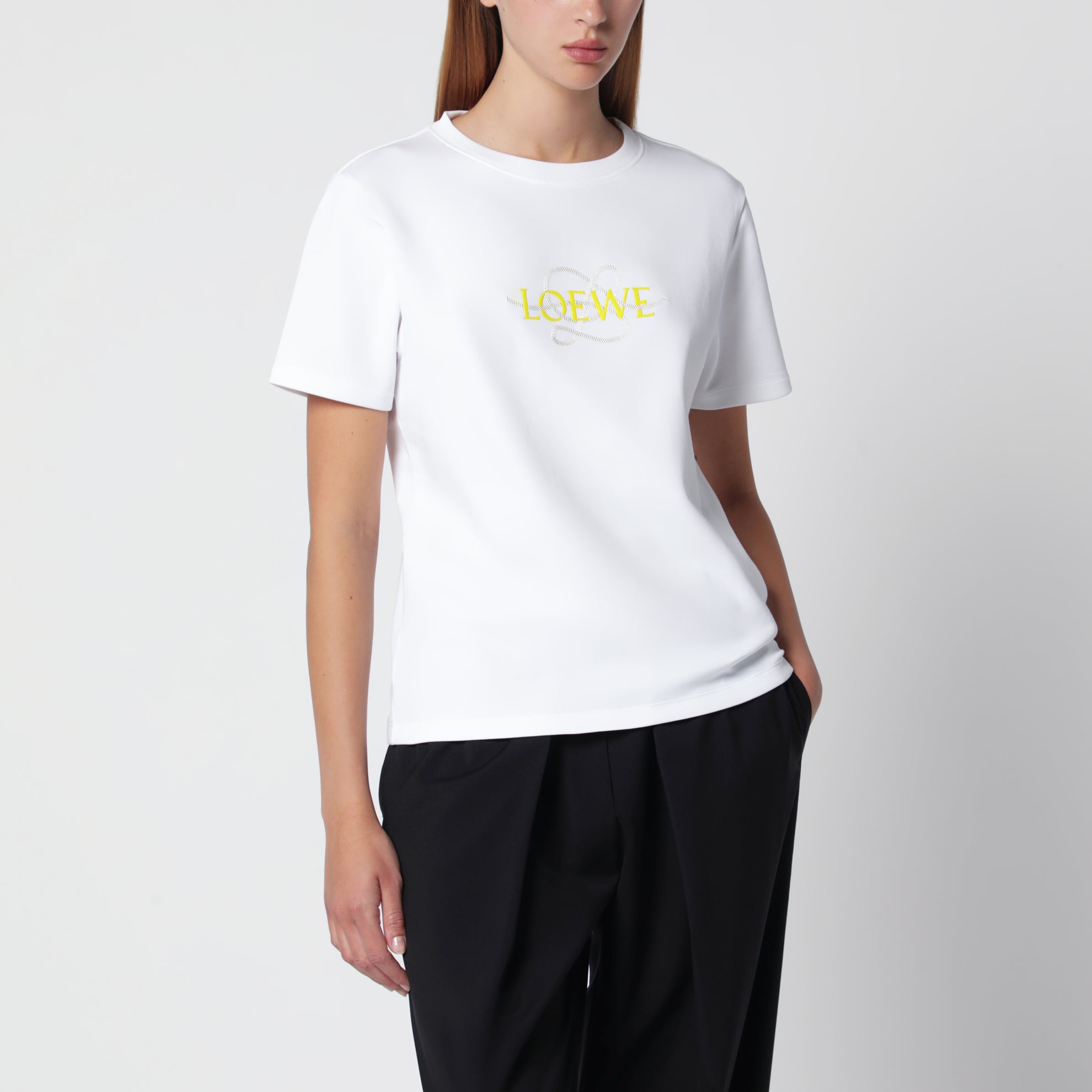 T-shirt bianca in cotone con ricamo logo
