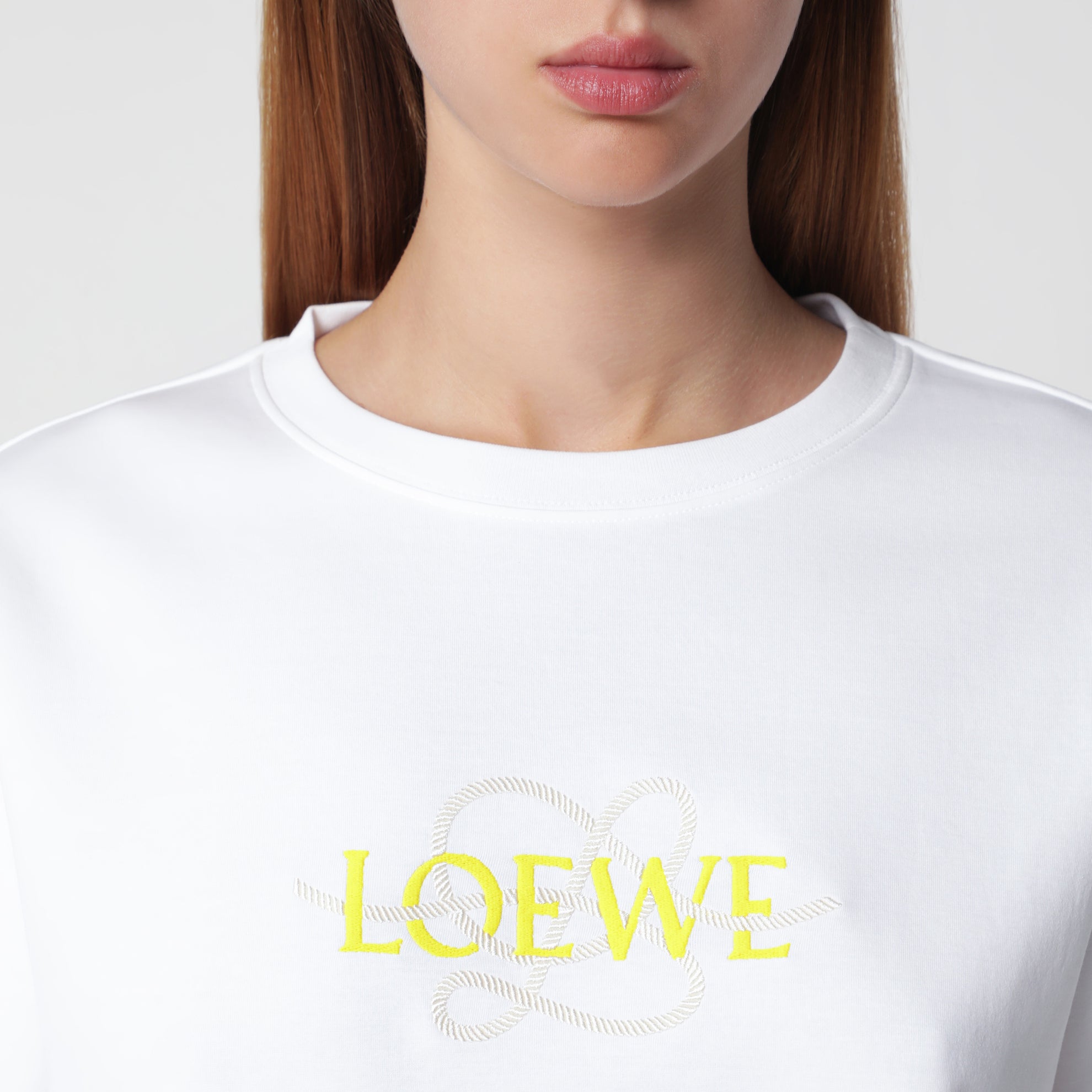 T-shirt bianca in cotone con ricamo logo