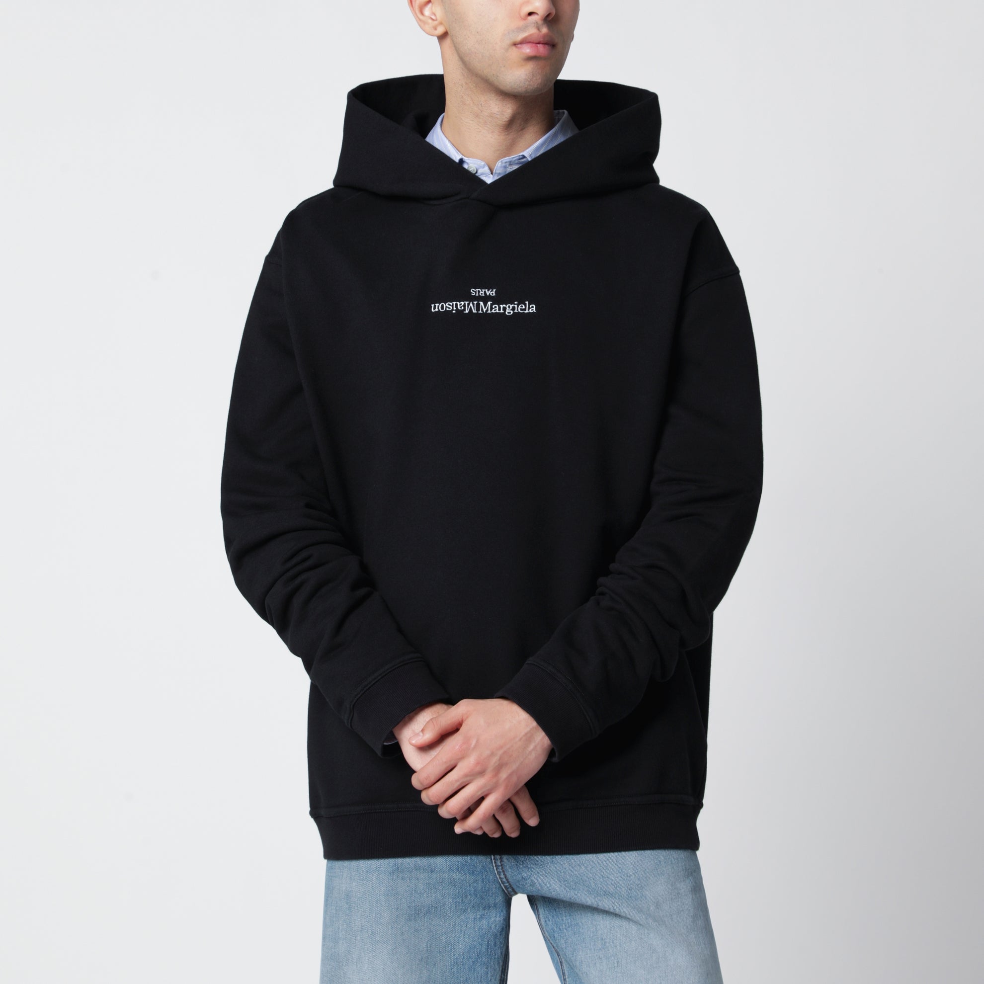 Felpa con cappuccio nera con logo rovesciato