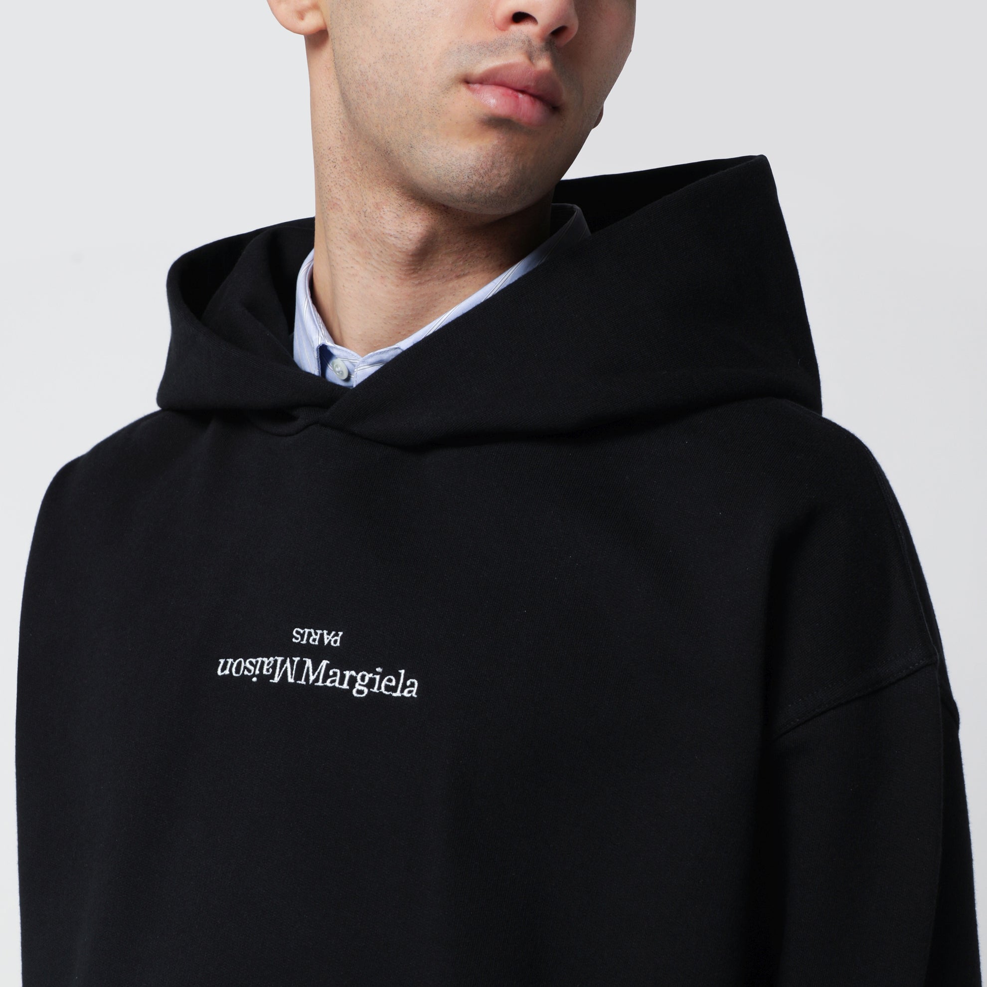 Felpa con cappuccio nera con logo rovesciato