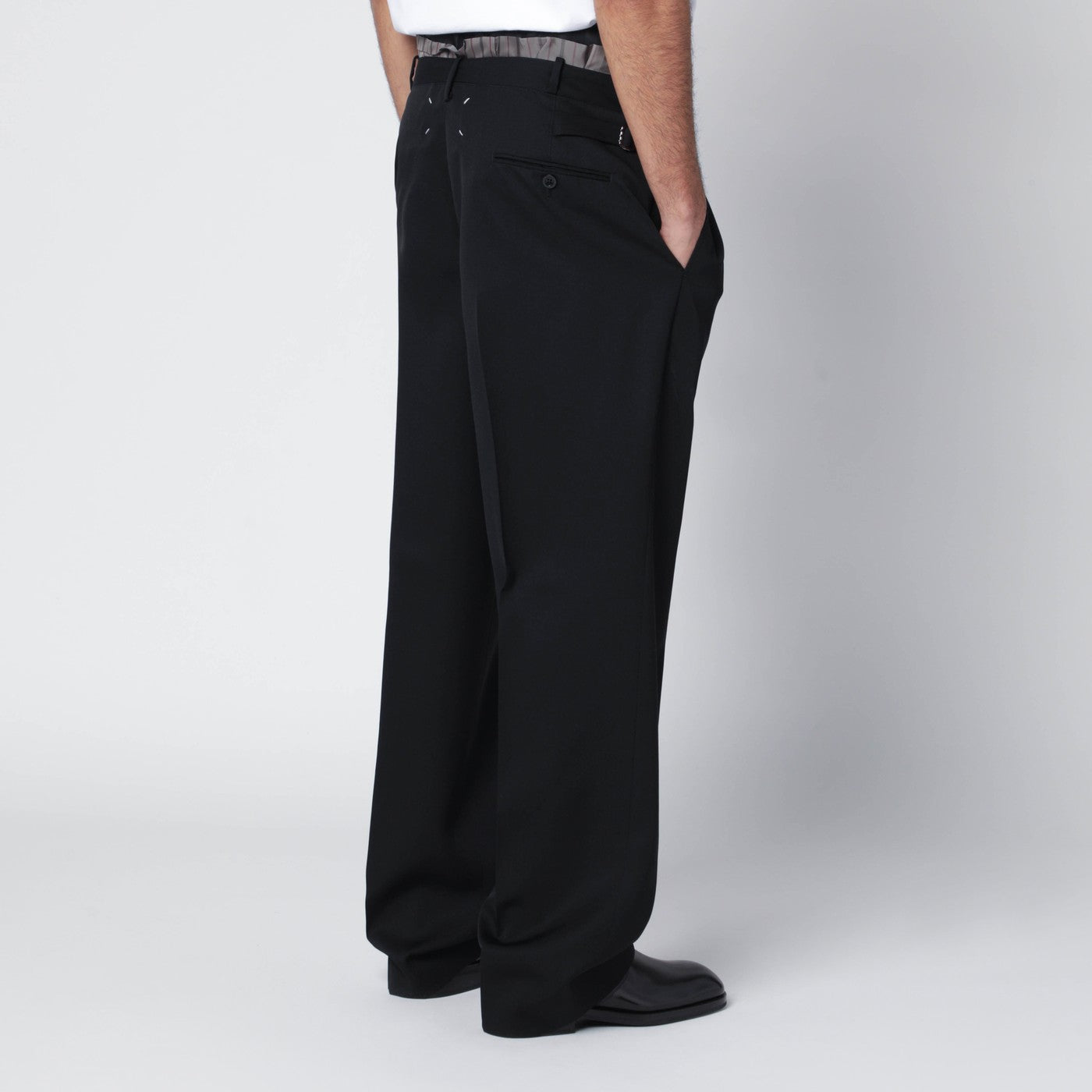 Schwarze Hose “Anonymity of the Lining”