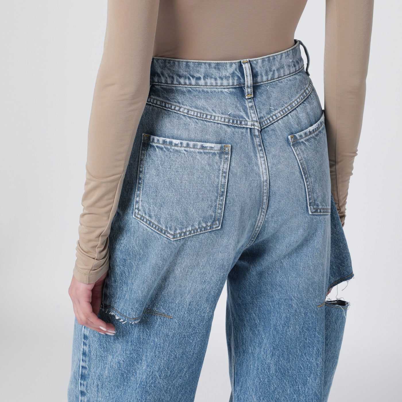 Loose blue jeans with drawstrings